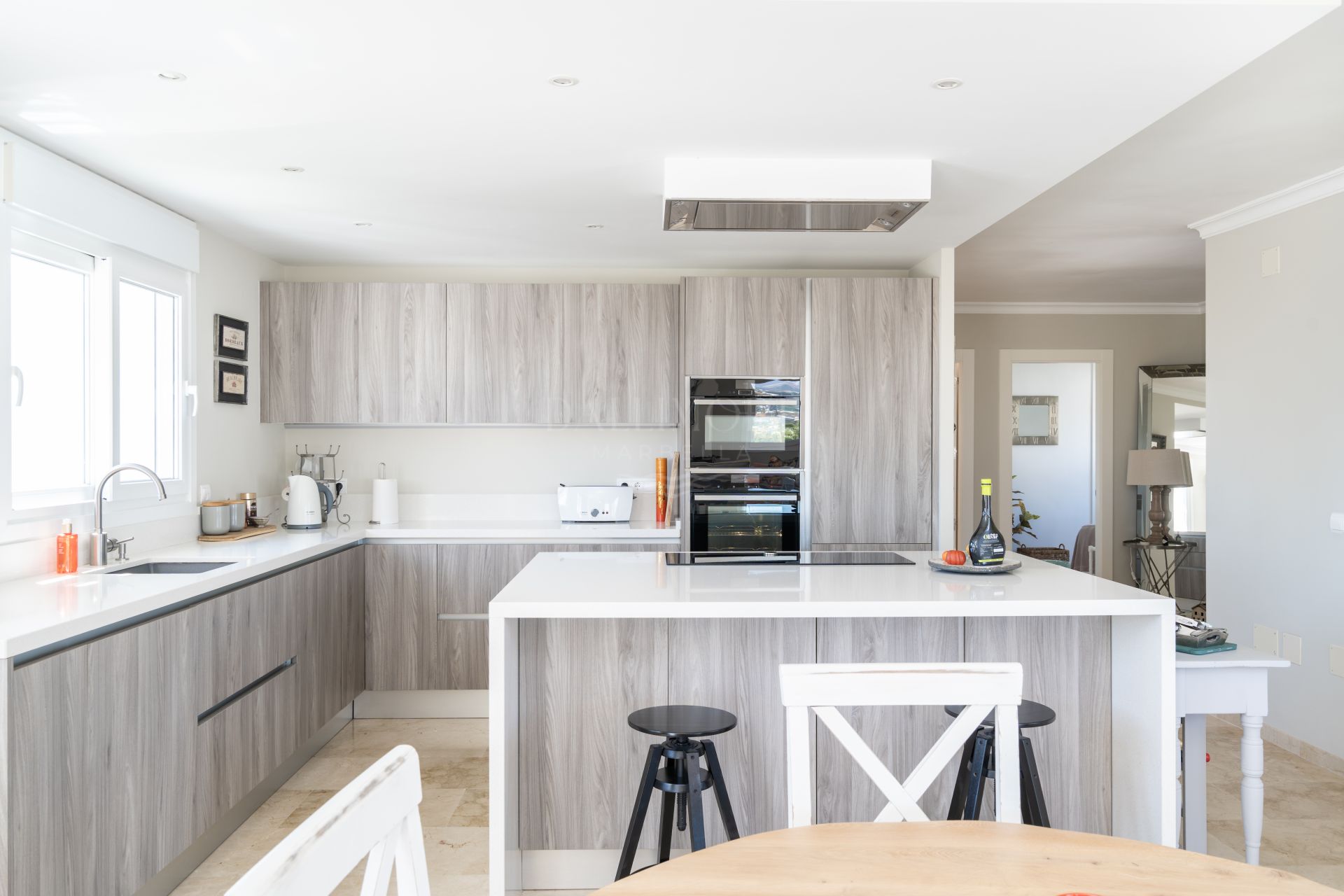 Stunning 3-Bedroom Penthouse with Sea & Mountain Views