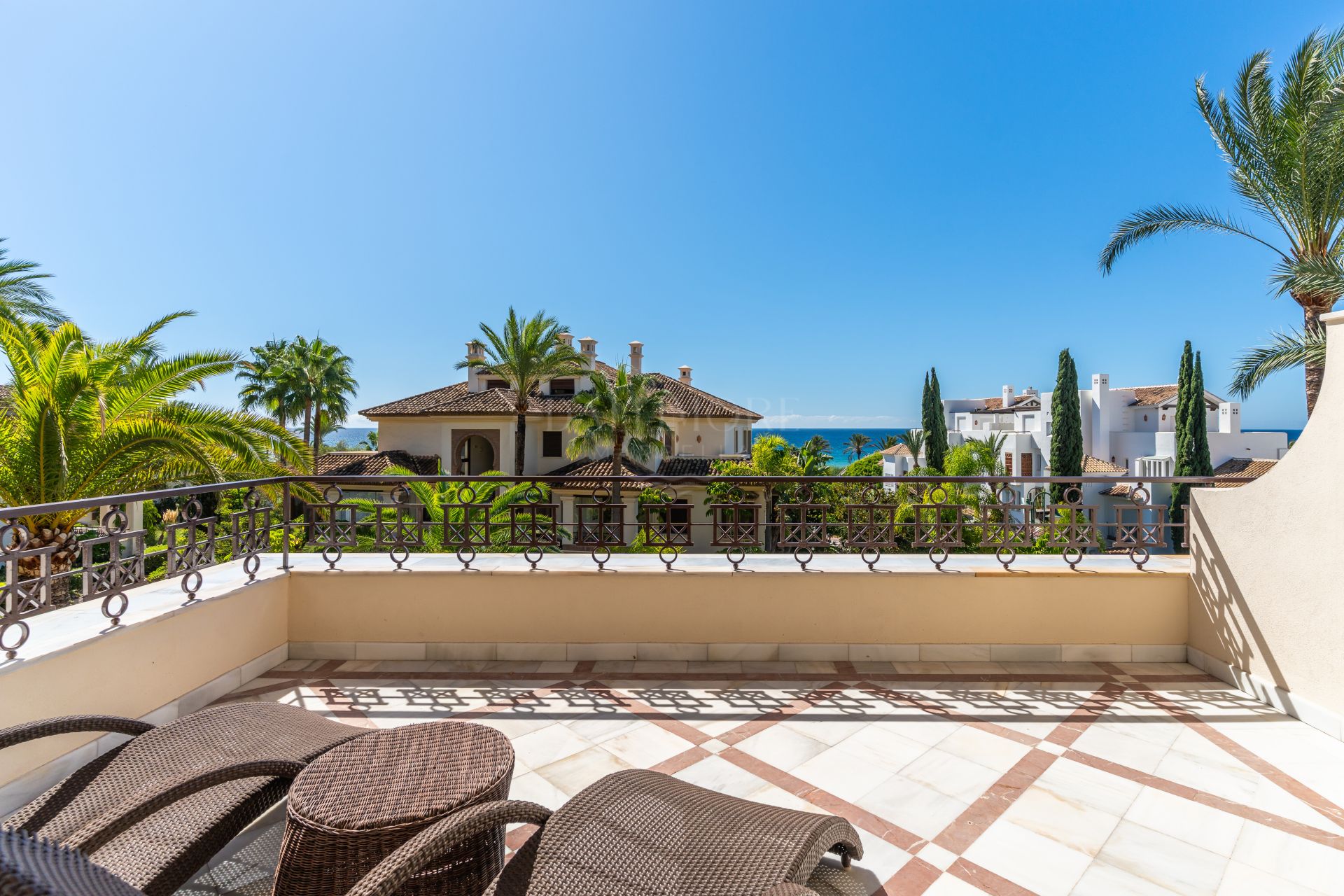 Luxury 3 Bedroom Beachfront Apartment with Sea Views | Los Monteros Playa, Marbella