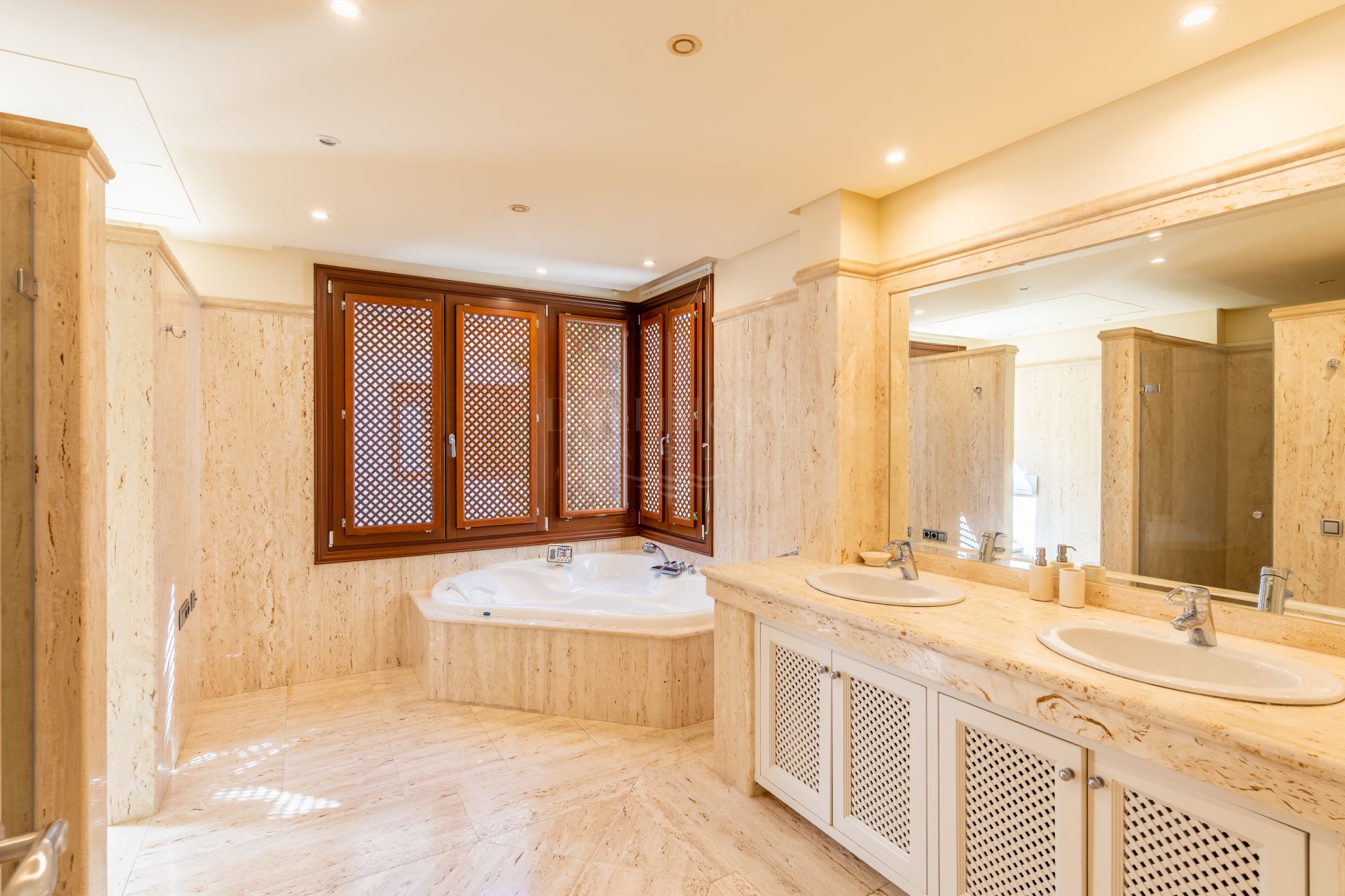 Luxury 3 Bedroom Beachfront Apartment with Sea Views | Los Monteros Playa, Marbella