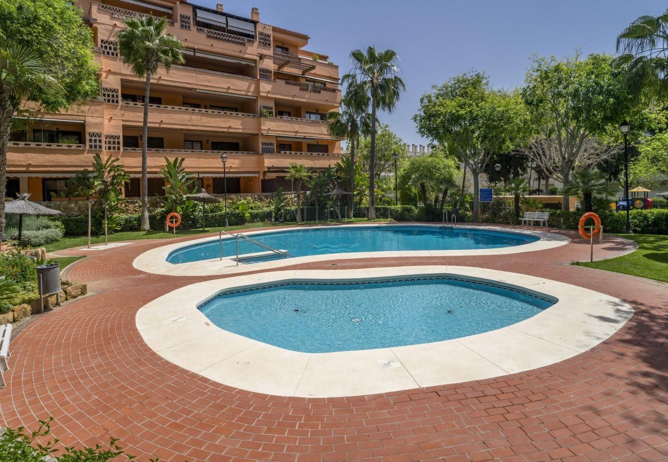 Lovely Golden Mile 3 beds apartment ready to move in