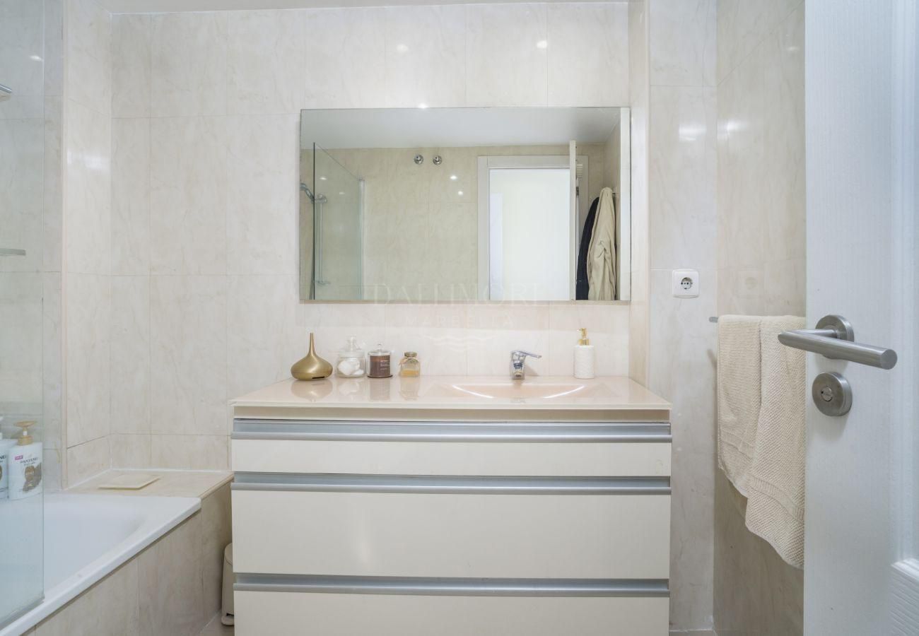 Lovely Golden Mile 3 beds apartment ready to move in
