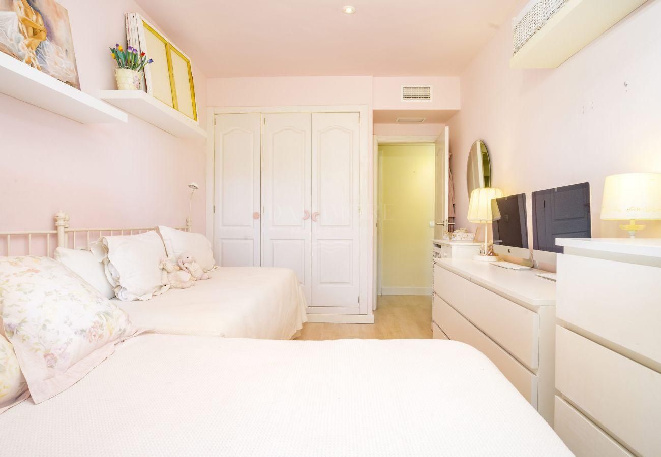 Lovely Golden Mile 3 beds apartment ready to move in