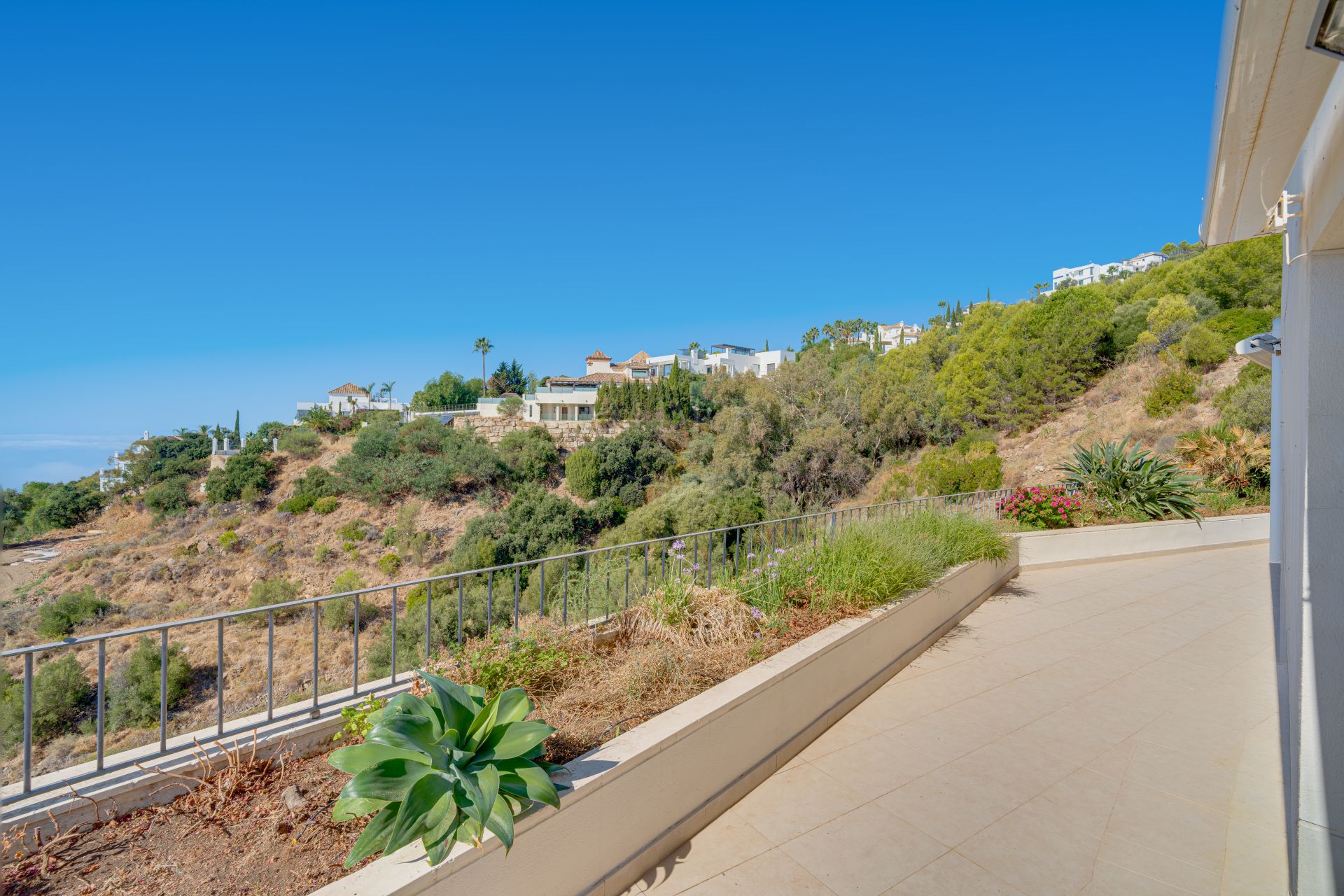 Bright and spacious elevated ground floor apartment in the sought-after gated community of Lomas de Los Monteros, Marbella