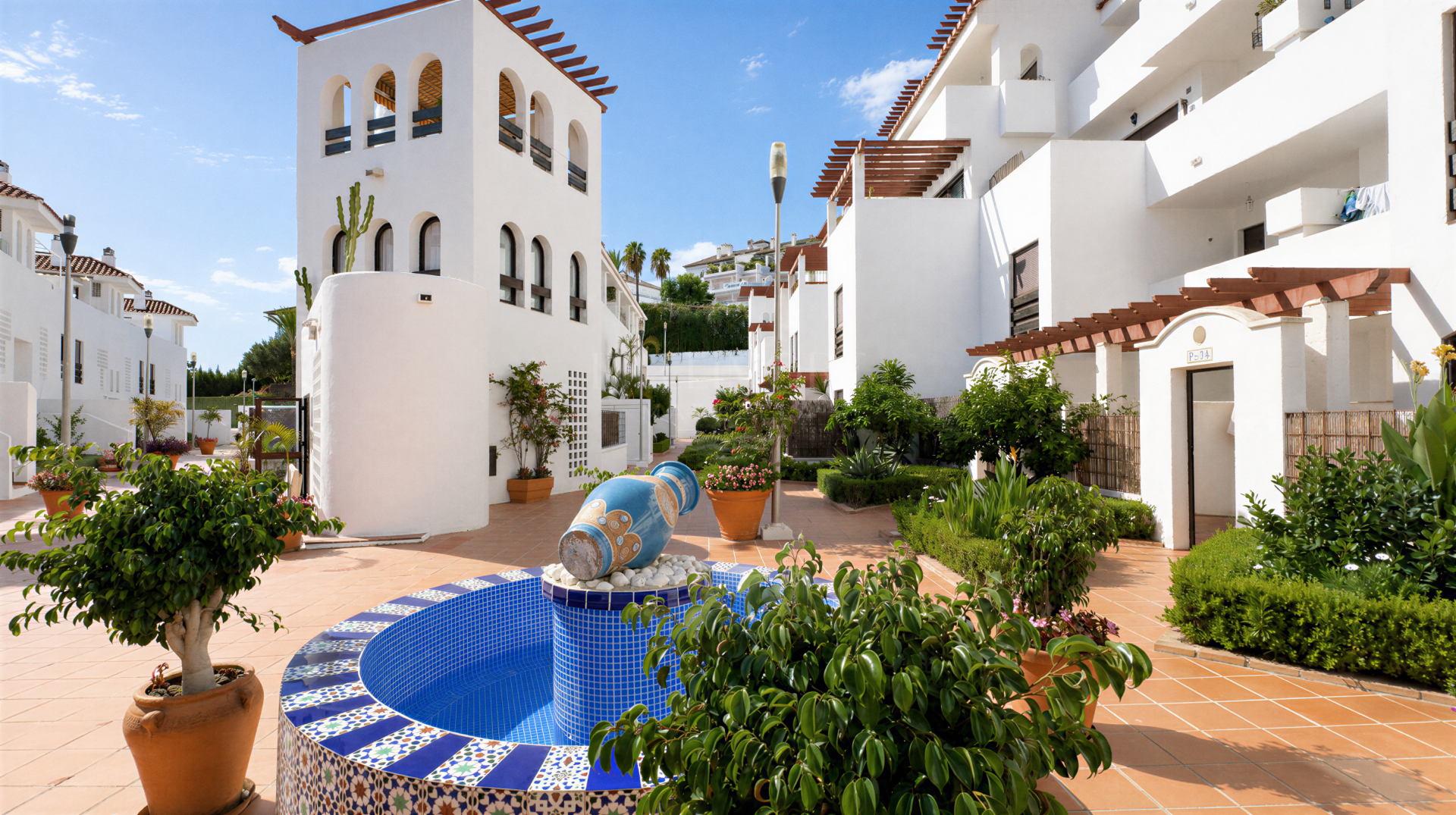 Spacious Renovated Apartment in La Maestranza – 3 Bedrooms, Private Garage & 24h Security in Nueva Andalucía