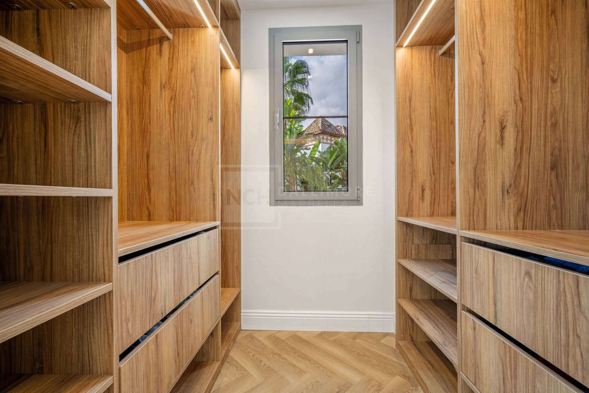 Beautifully Crafted Villa with Private Pool, Gym and Wine Cellar