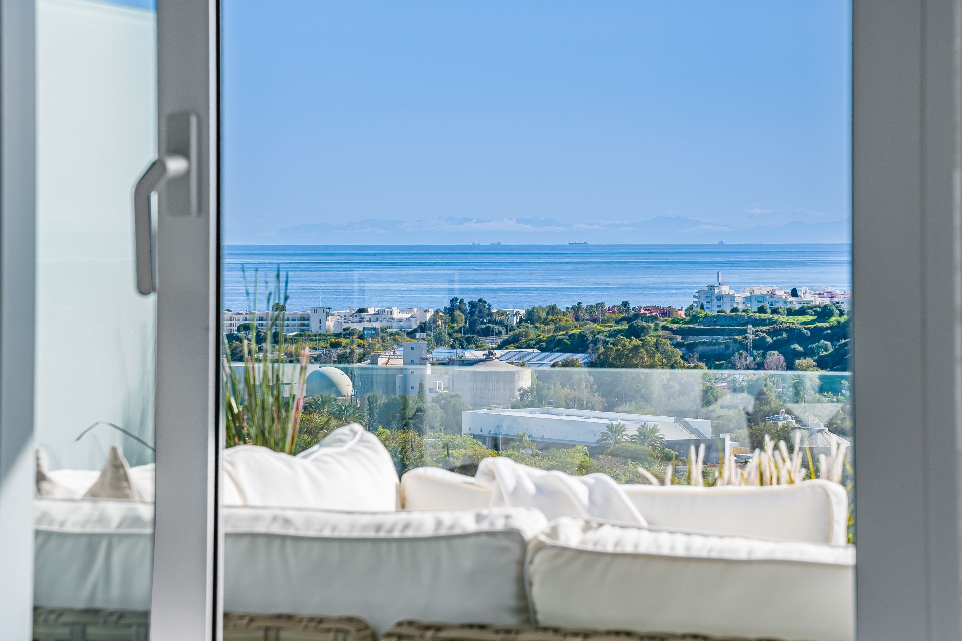 Moderno Apartamento de 3 Dormitorios en Oceana Views, Cancelada