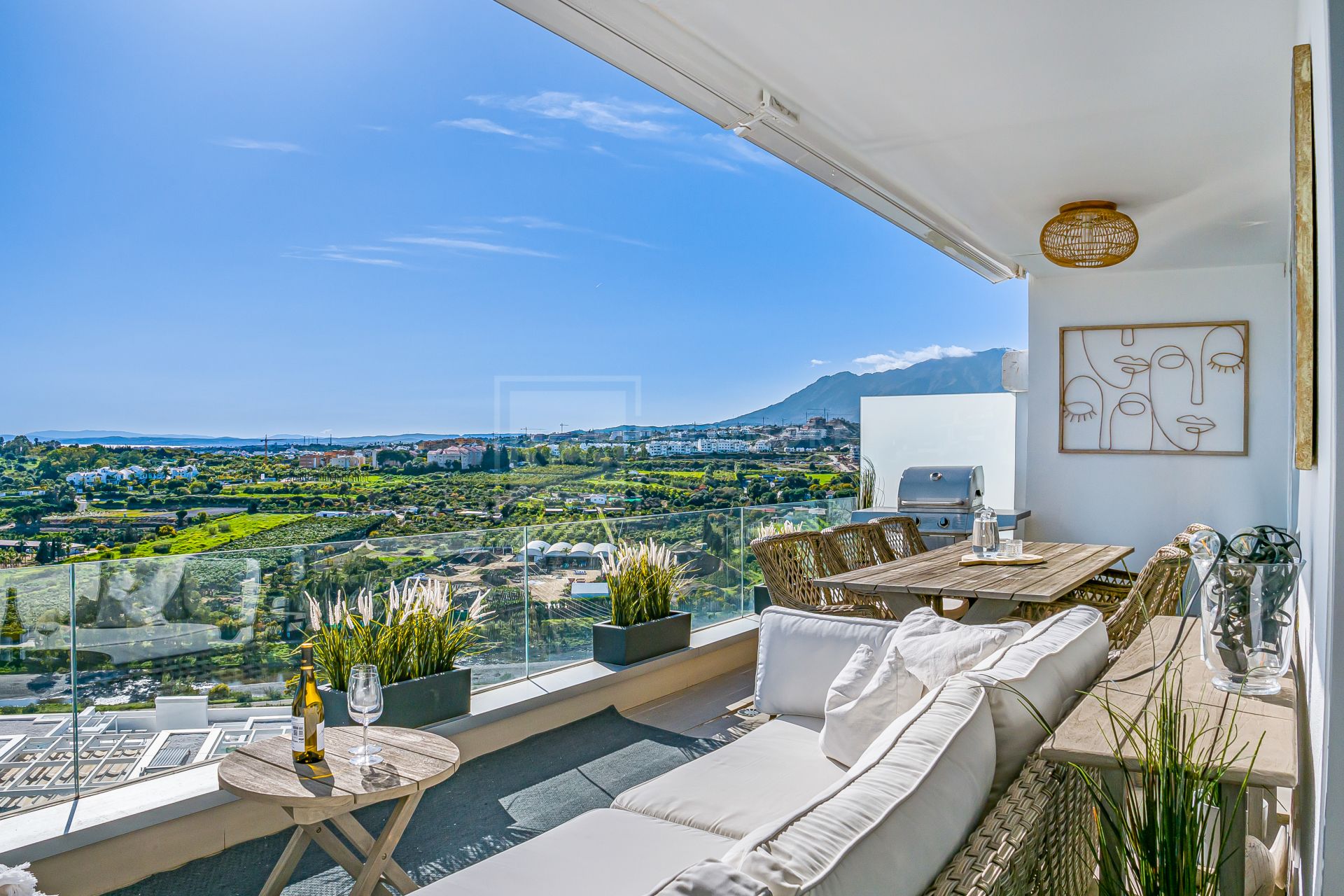 Moderno Apartamento de 3 Dormitorios en Oceana Views, Cancelada