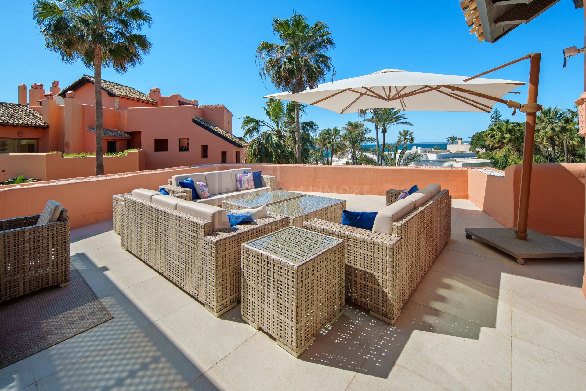 Excepcional Ático Dúplex en Primera Línea de Playa con Vistas Panorámicas al Mar