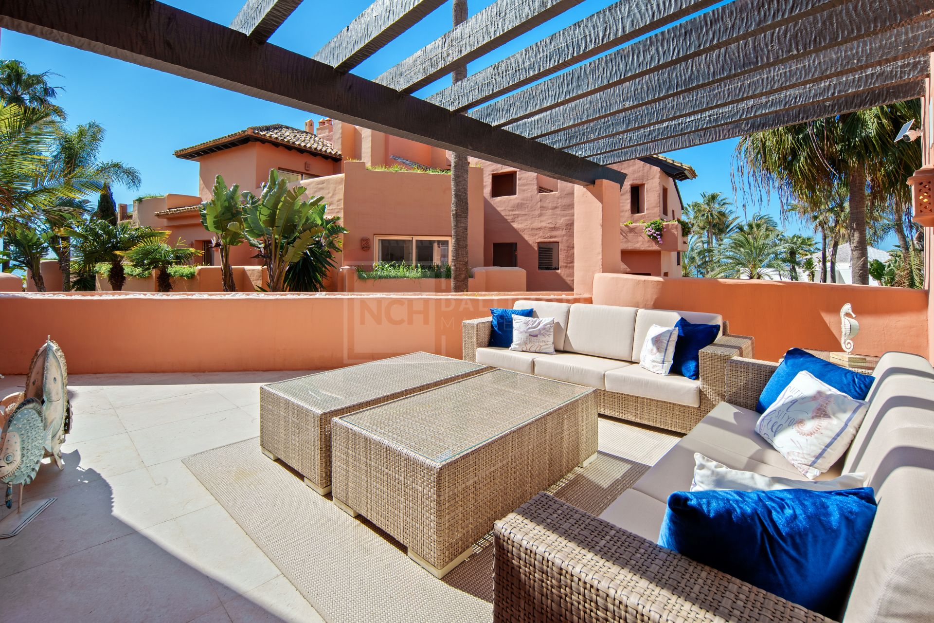 Excepcional Ático Dúplex en Primera Línea de Playa con Vistas Panorámicas al Mar