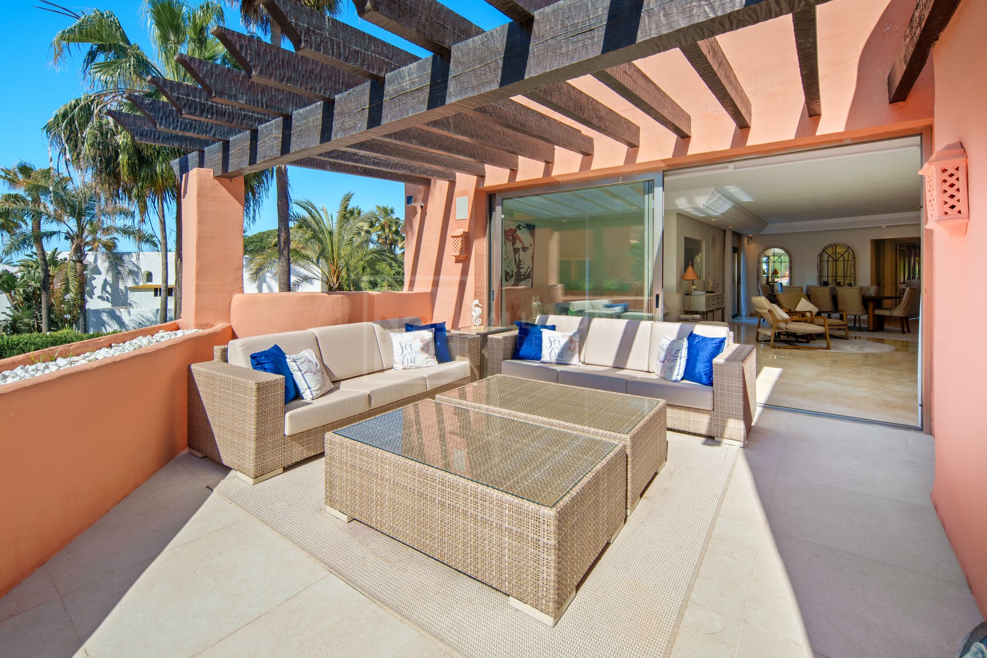 Excepcional Ático Dúplex en Primera Línea de Playa con Vistas Panorámicas al Mar