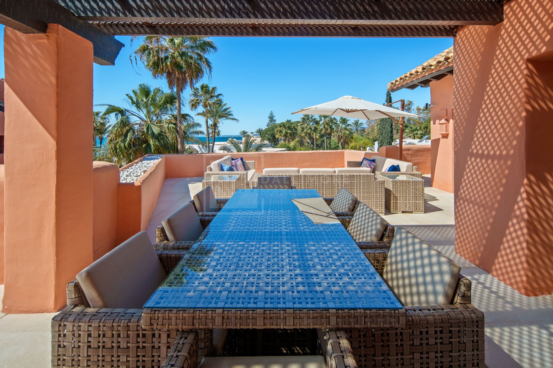 Excepcional Ático Dúplex en Primera Línea de Playa con Vistas Panorámicas al Mar