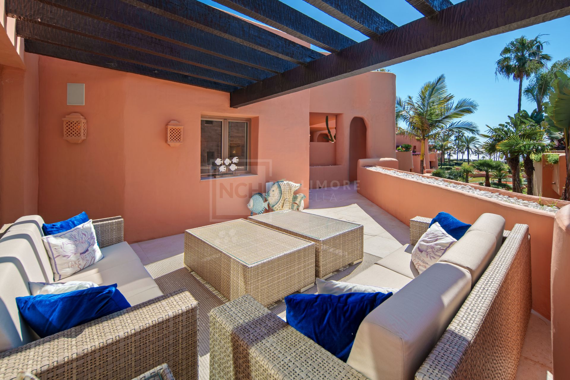Excepcional Ático Dúplex en Primera Línea de Playa con Vistas Panorámicas al Mar