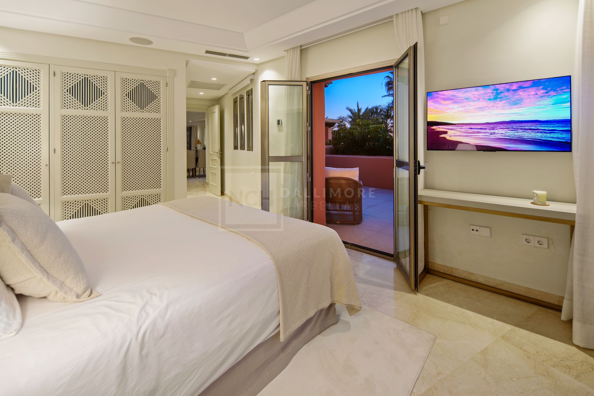 Excepcional Ático Dúplex en Primera Línea de Playa con Vistas Panorámicas al Mar