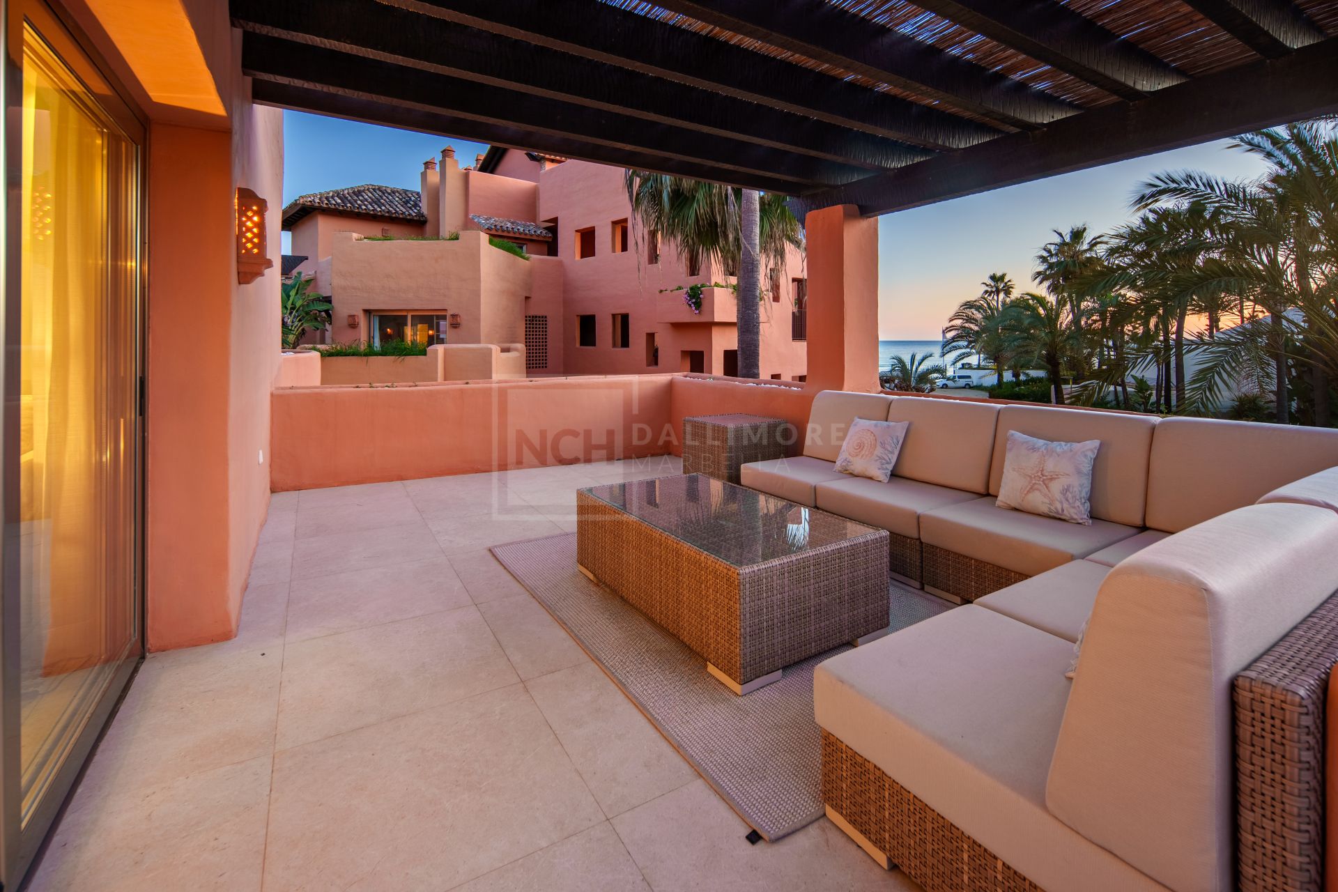 Excepcional Ático Dúplex en Primera Línea de Playa con Vistas Panorámicas al Mar