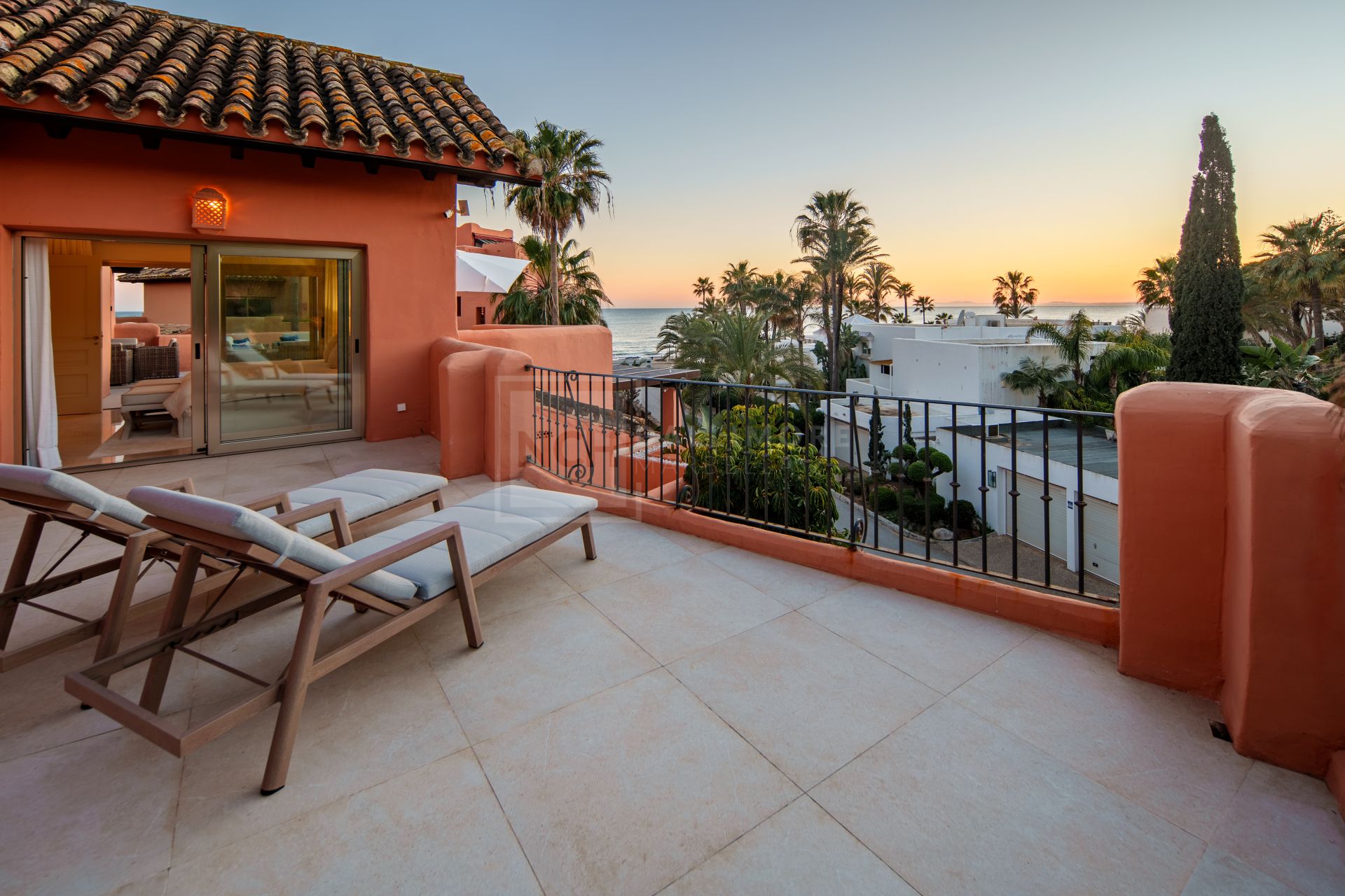 Excepcional Ático Dúplex en Primera Línea de Playa con Vistas Panorámicas al Mar