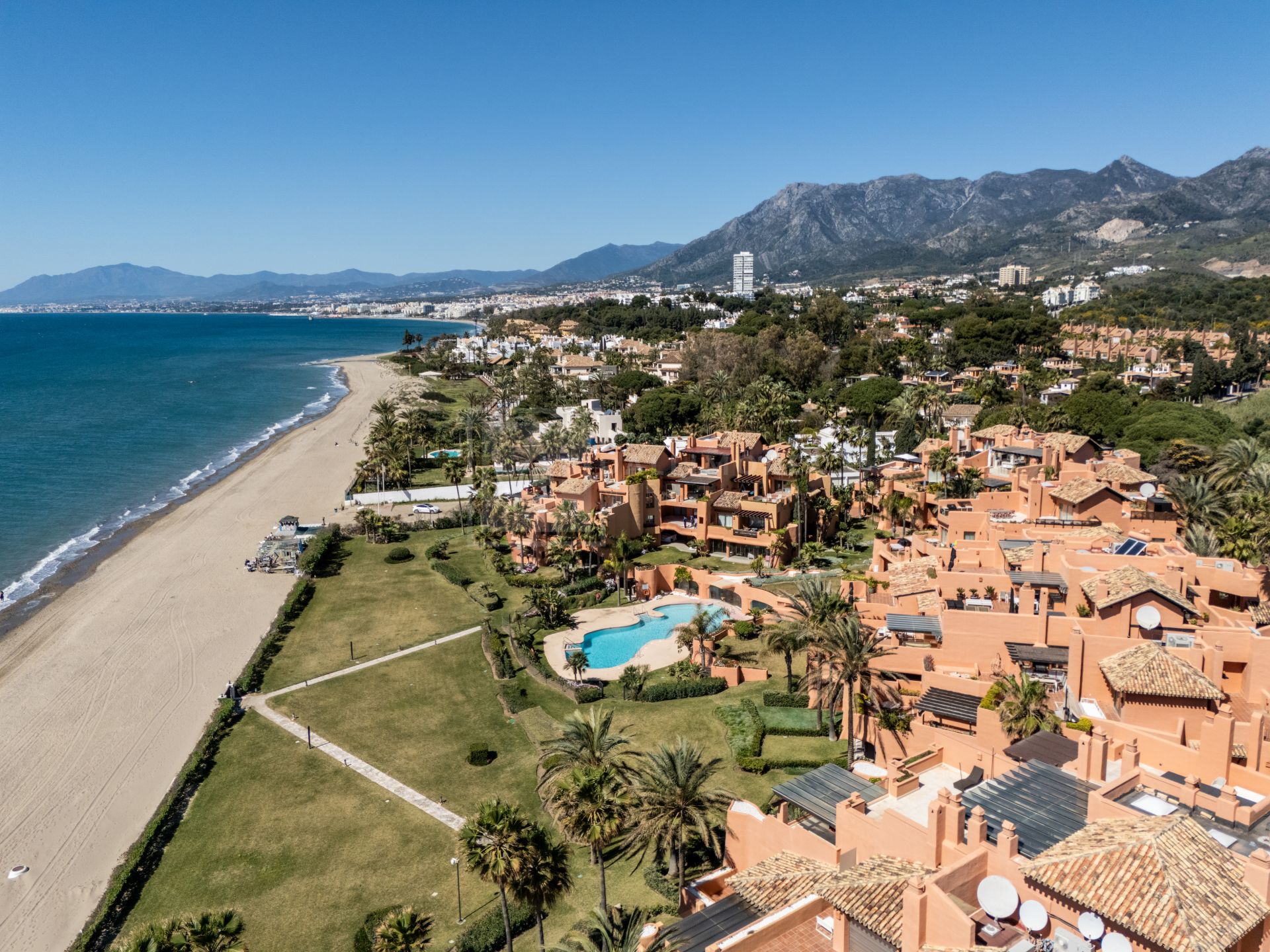 Excepcional Ático Dúplex en Primera Línea de Playa con Vistas Panorámicas al Mar