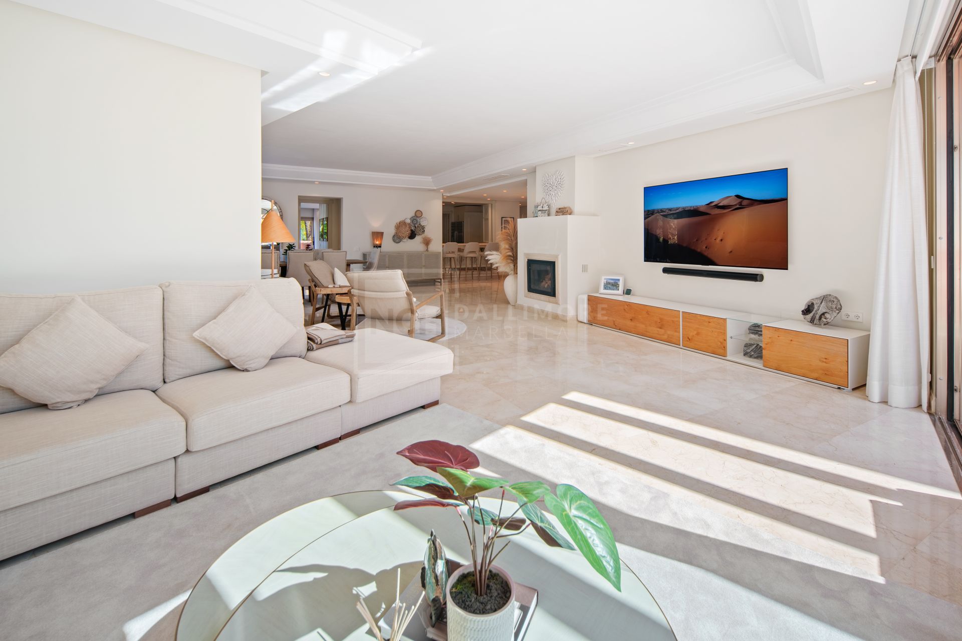Excepcional Ático Dúplex en Primera Línea de Playa con Vistas Panorámicas al Mar