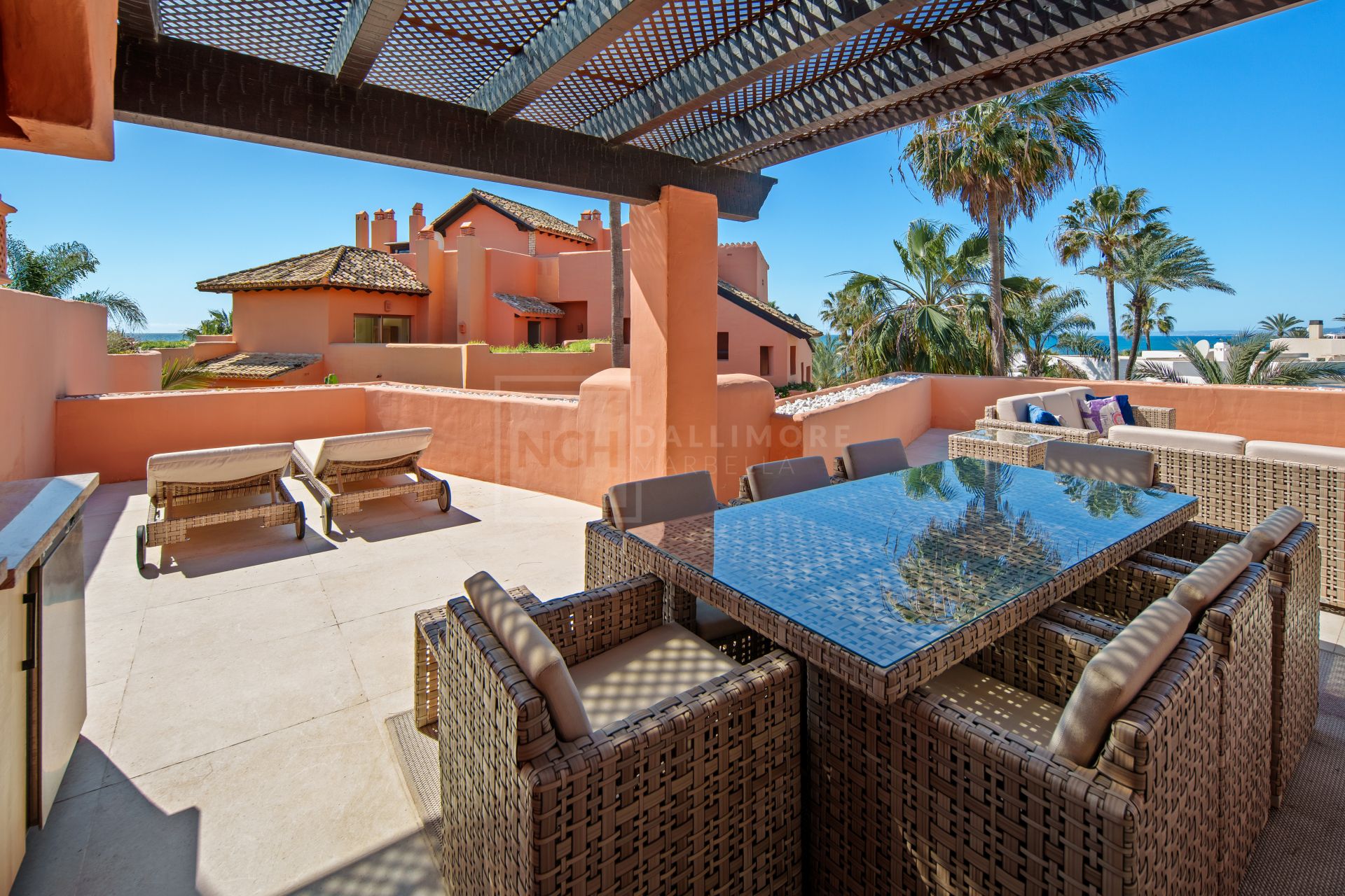 Excepcional Ático Dúplex en Primera Línea de Playa con Vistas Panorámicas al Mar