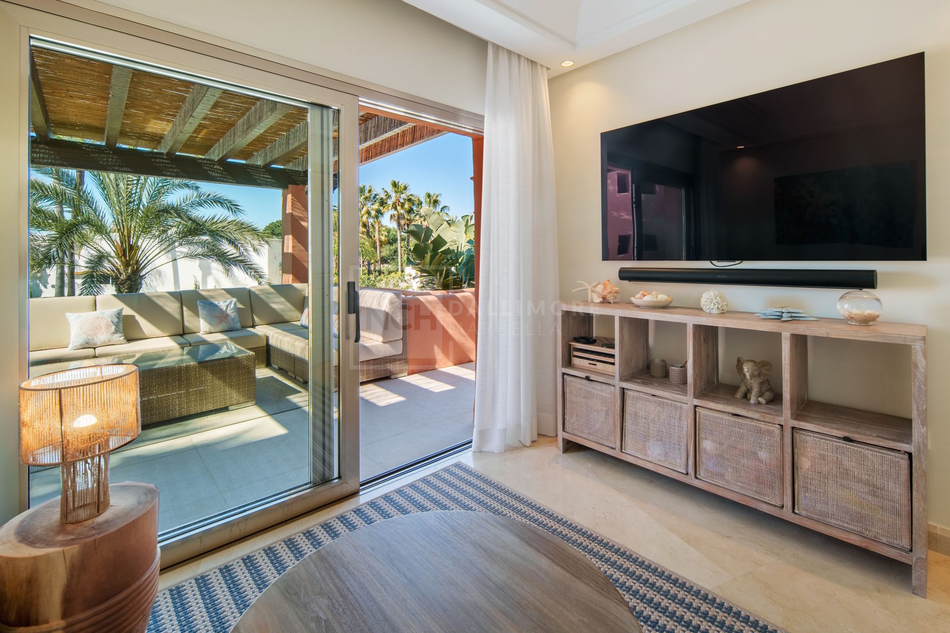 Excepcional Ático Dúplex en Primera Línea de Playa con Vistas Panorámicas al Mar