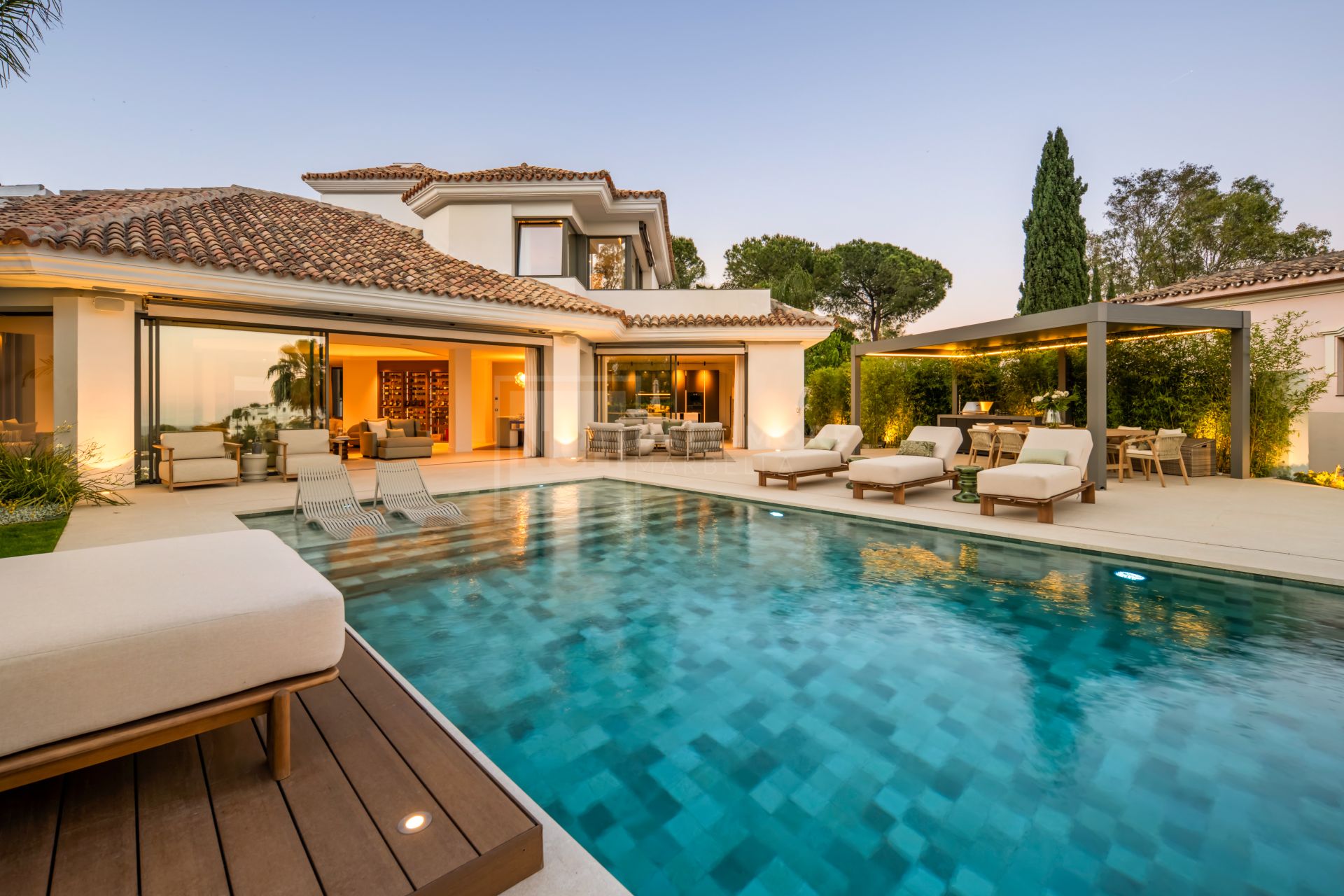 Villa de seis dormitorios con spa privado y vistas al mar