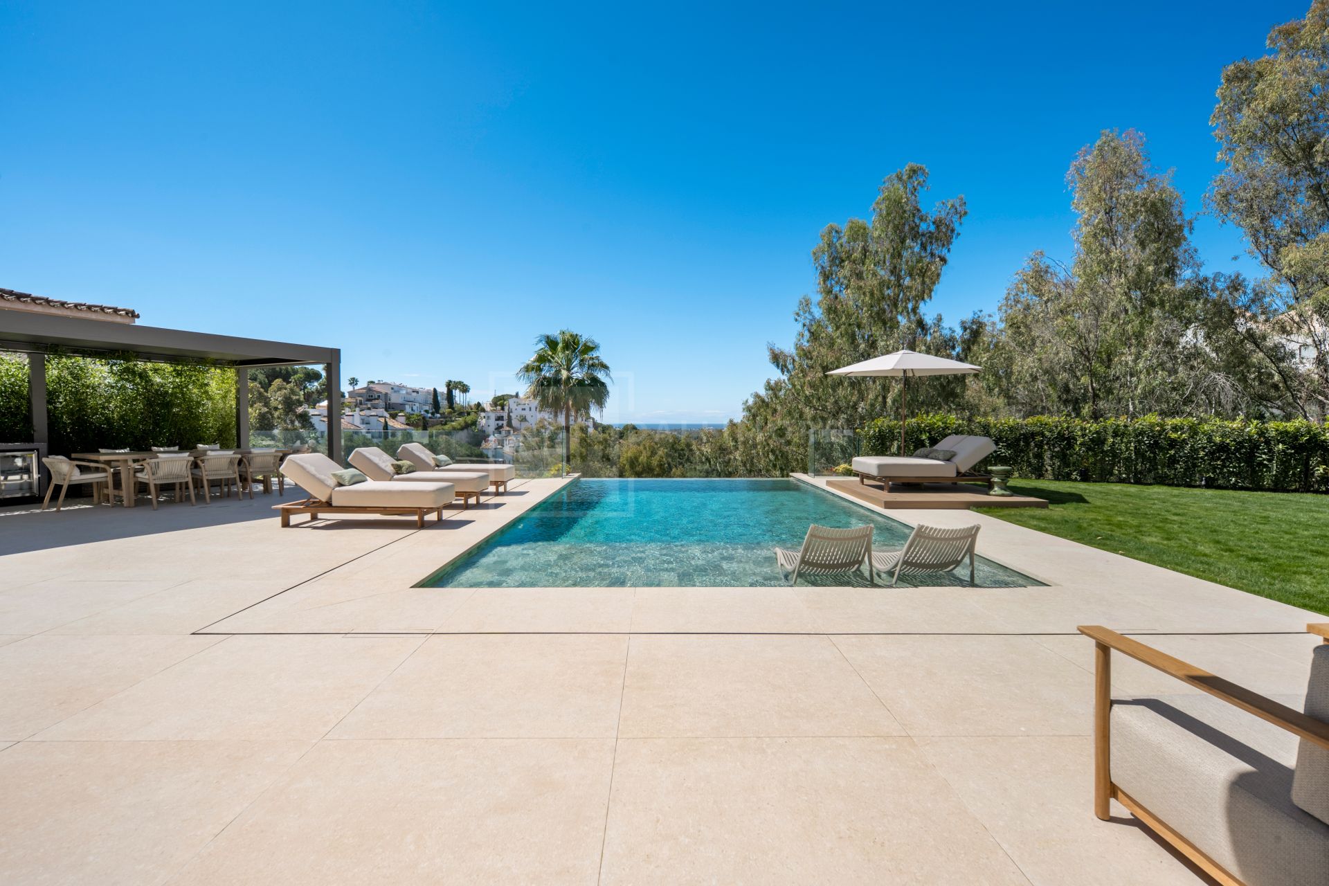 Villa de seis dormitorios con spa privado y vistas al mar