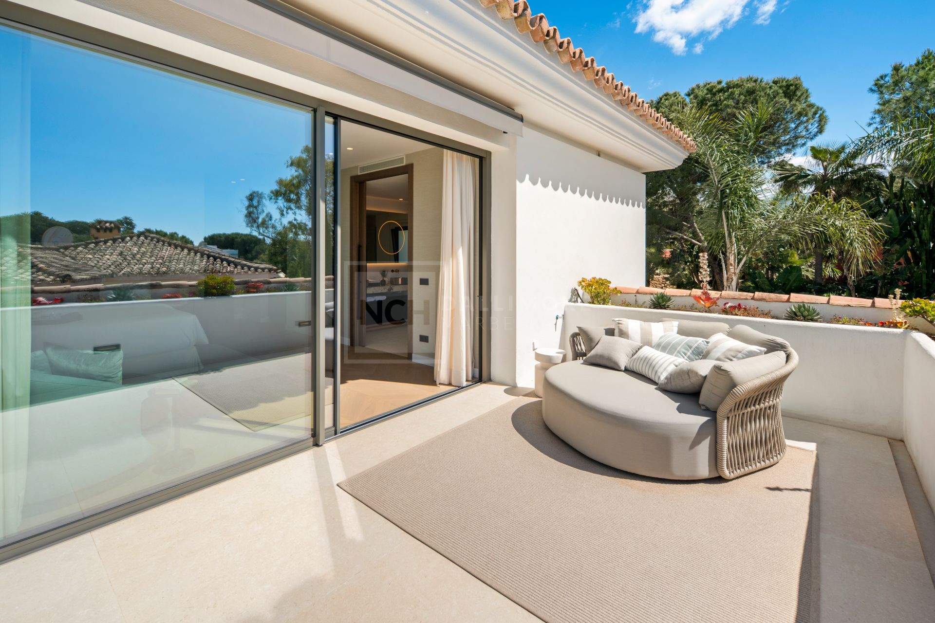 Villa de seis dormitorios con spa privado y vistas al mar