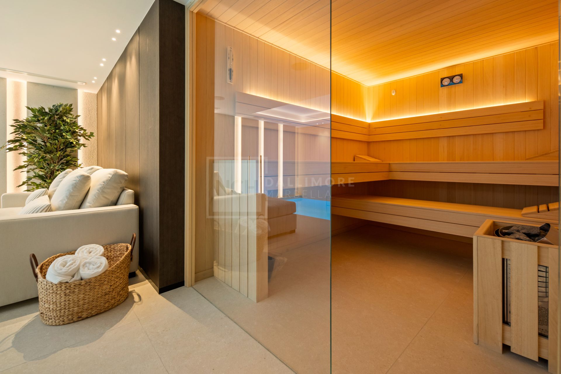 Villa de seis dormitorios con spa privado y vistas al mar