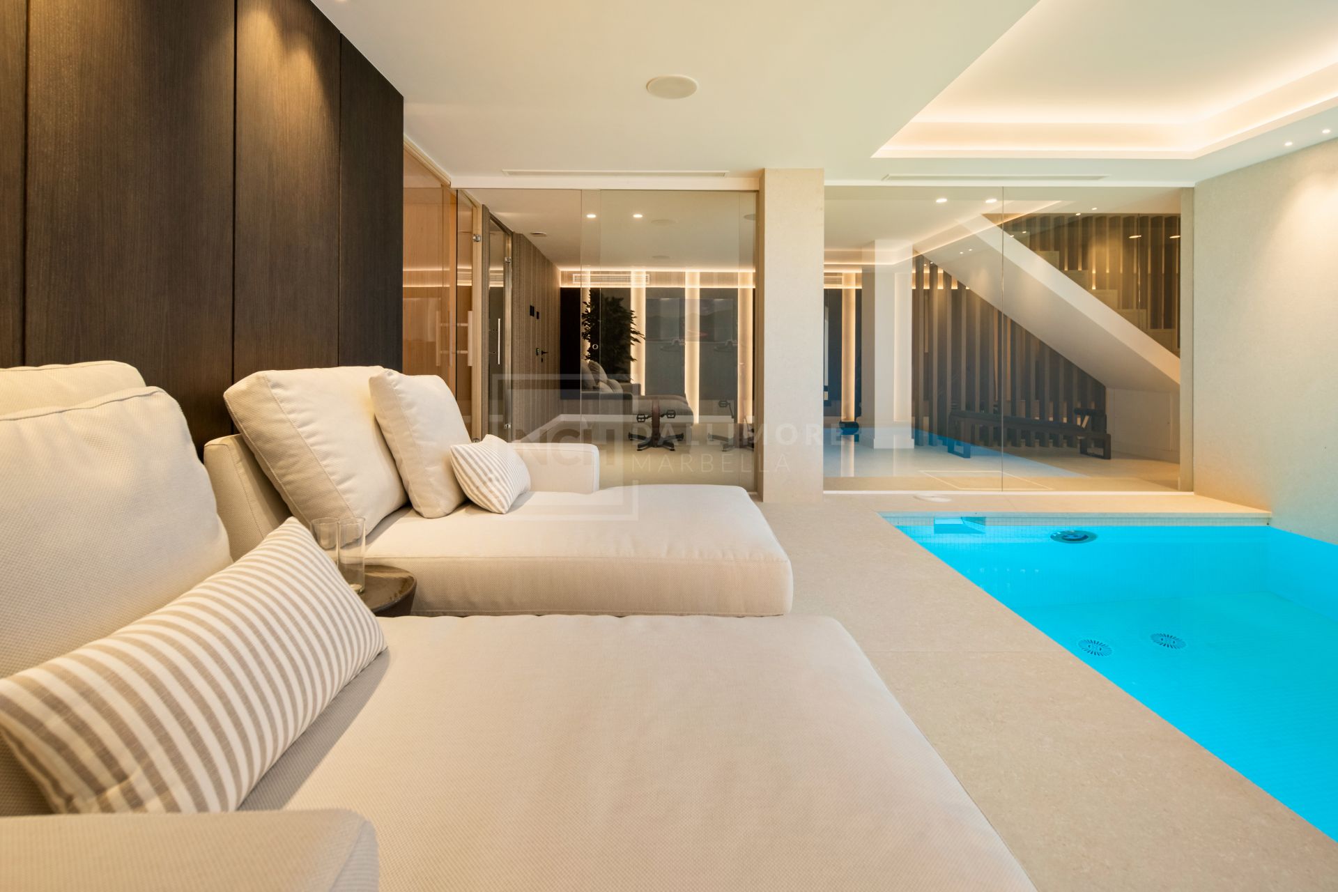 Villa de seis dormitorios con spa privado y vistas al mar