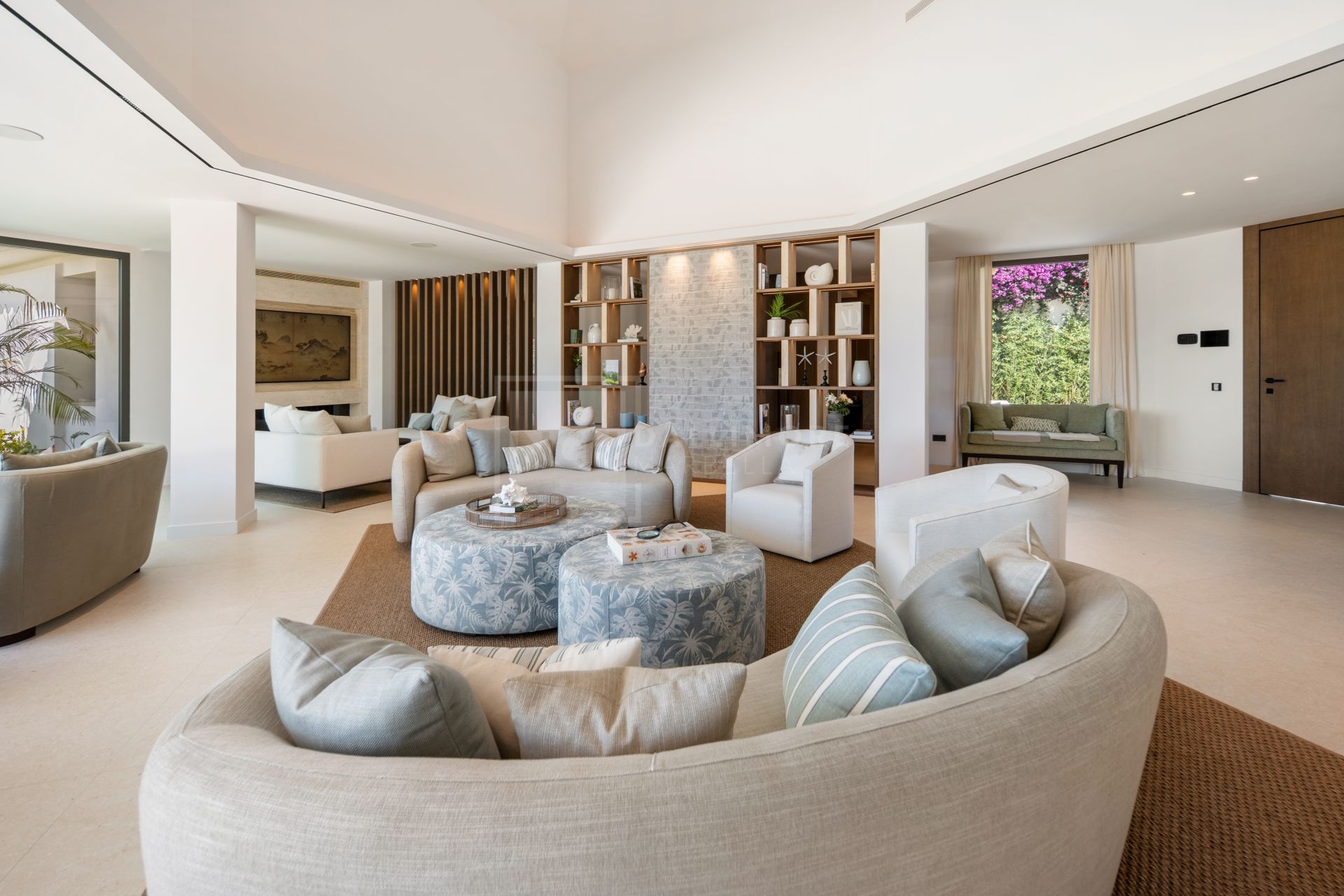 Villa de seis dormitorios con spa privado y vistas al mar