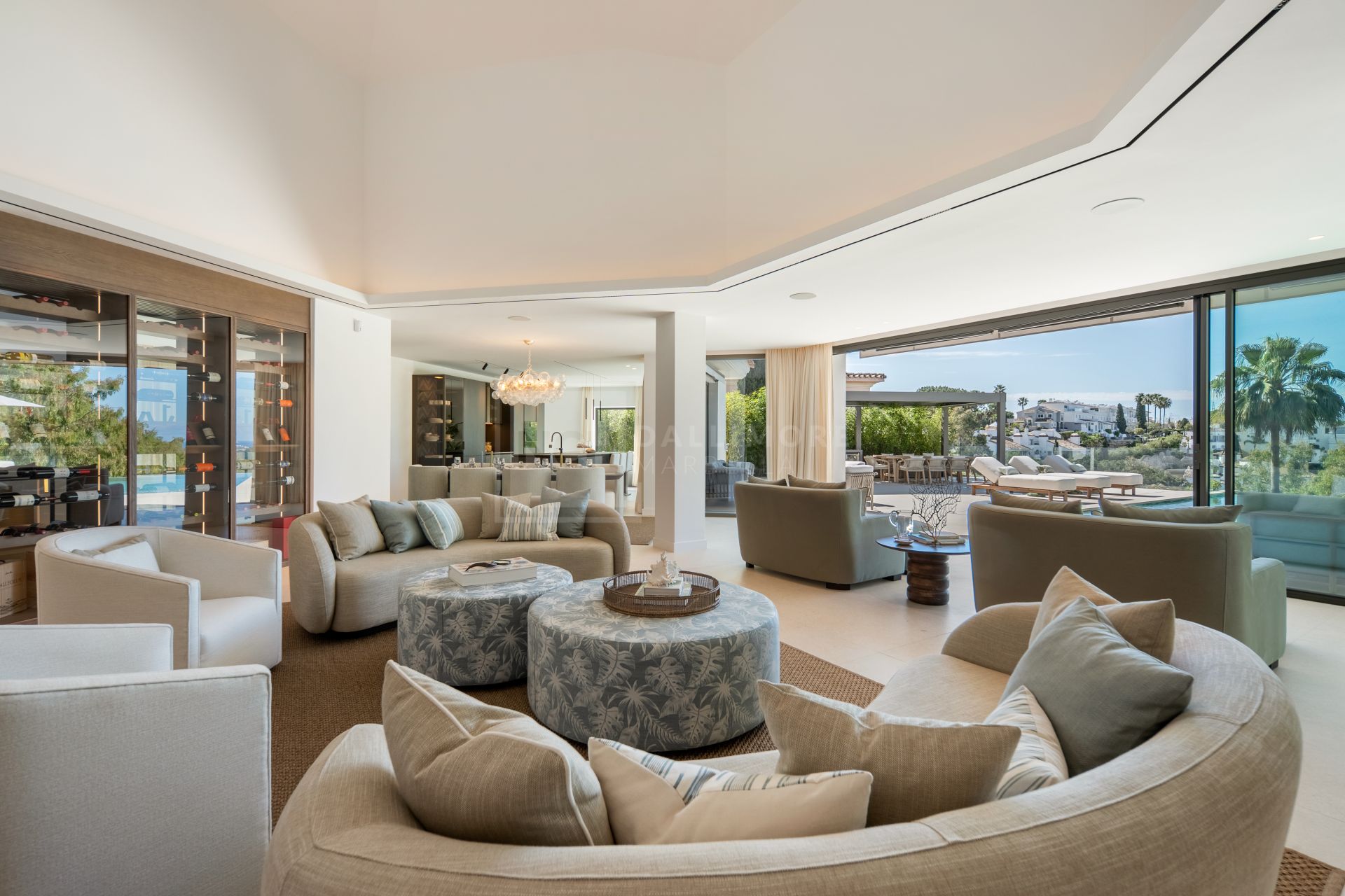 Villa de seis dormitorios con spa privado y vistas al mar