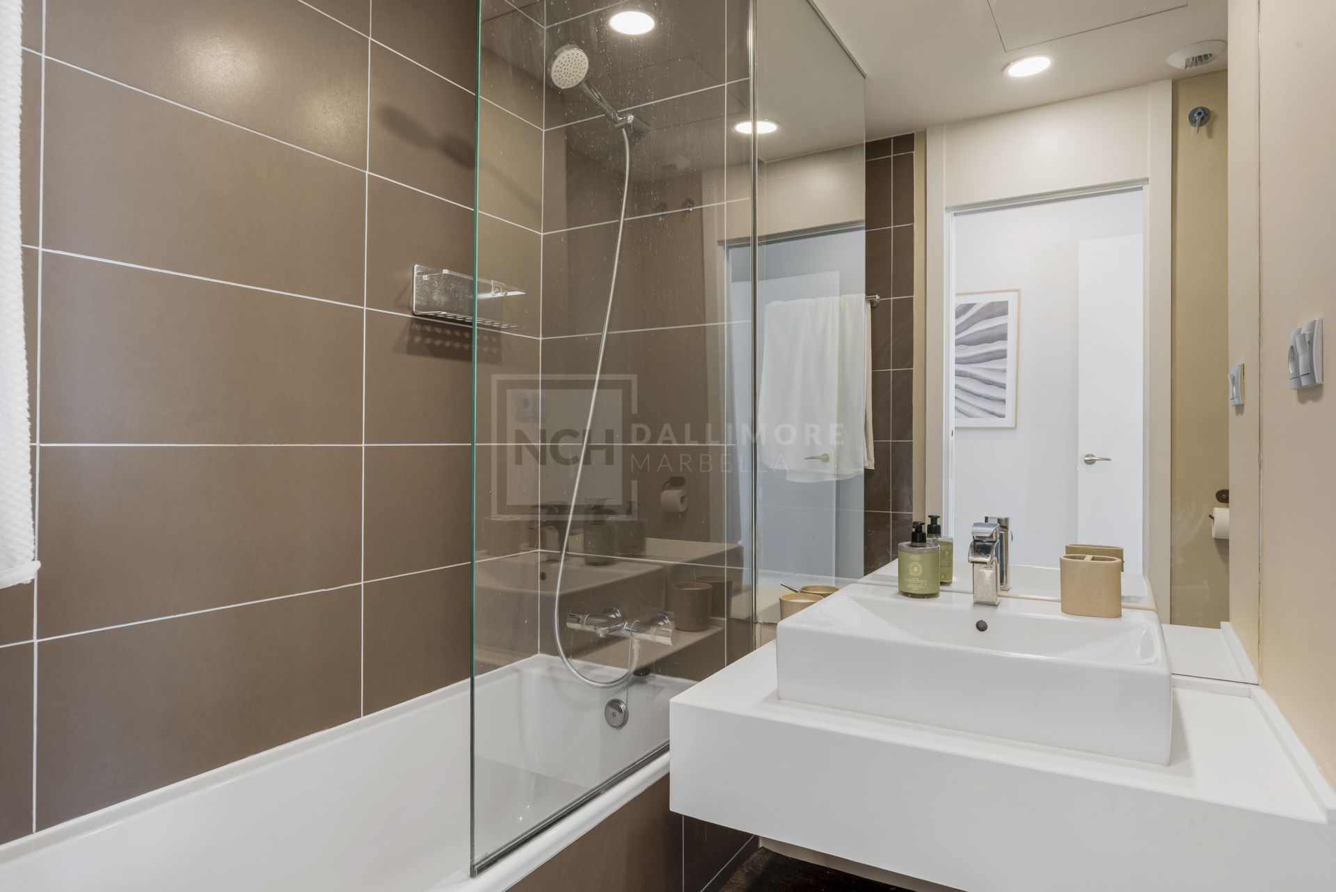 Elegant Penthouse with Rooftop Solarium in Le Mirage Phase III, Cancelada