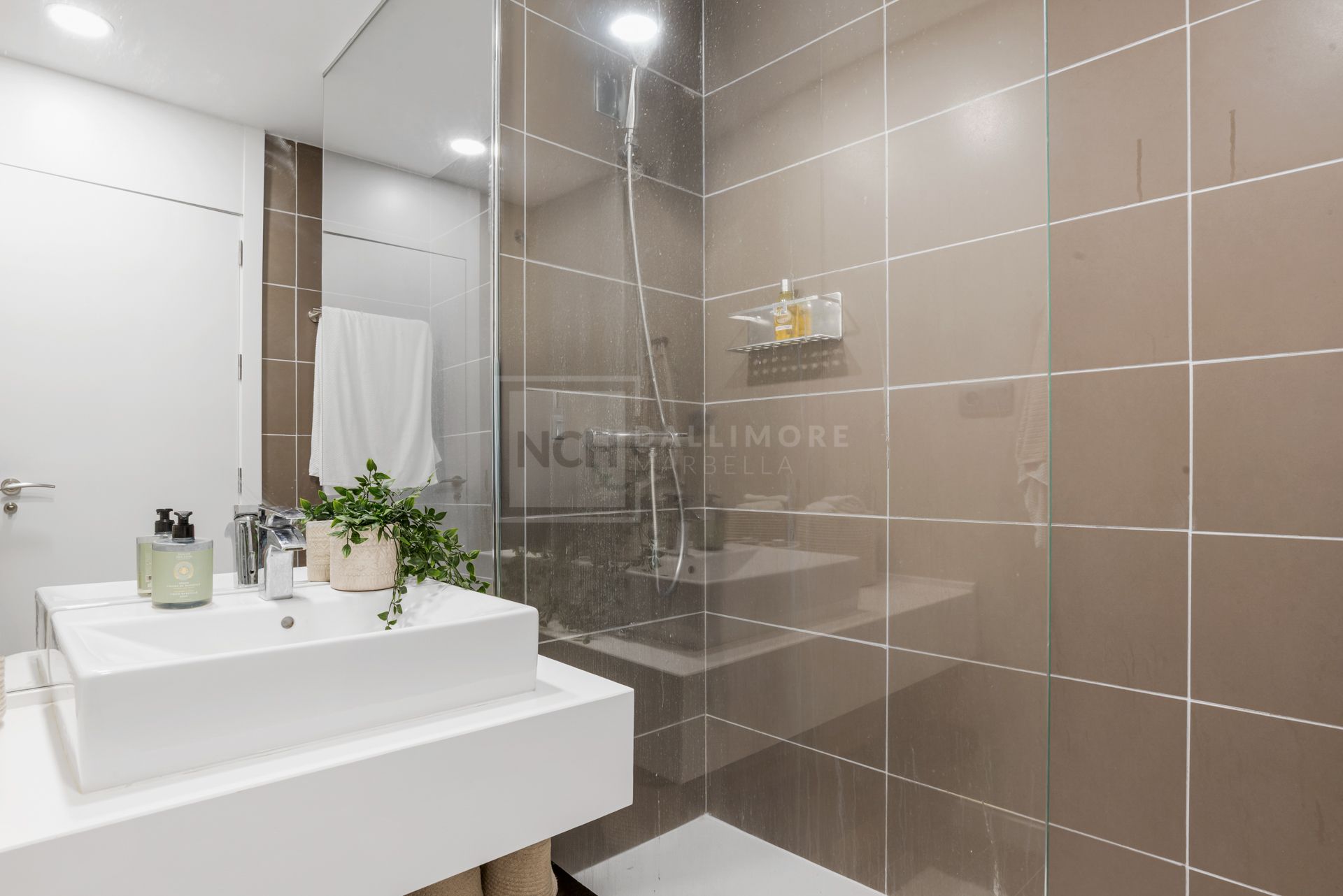 Elegant Penthouse with Rooftop Solarium in Le Mirage Phase III, Cancelada
