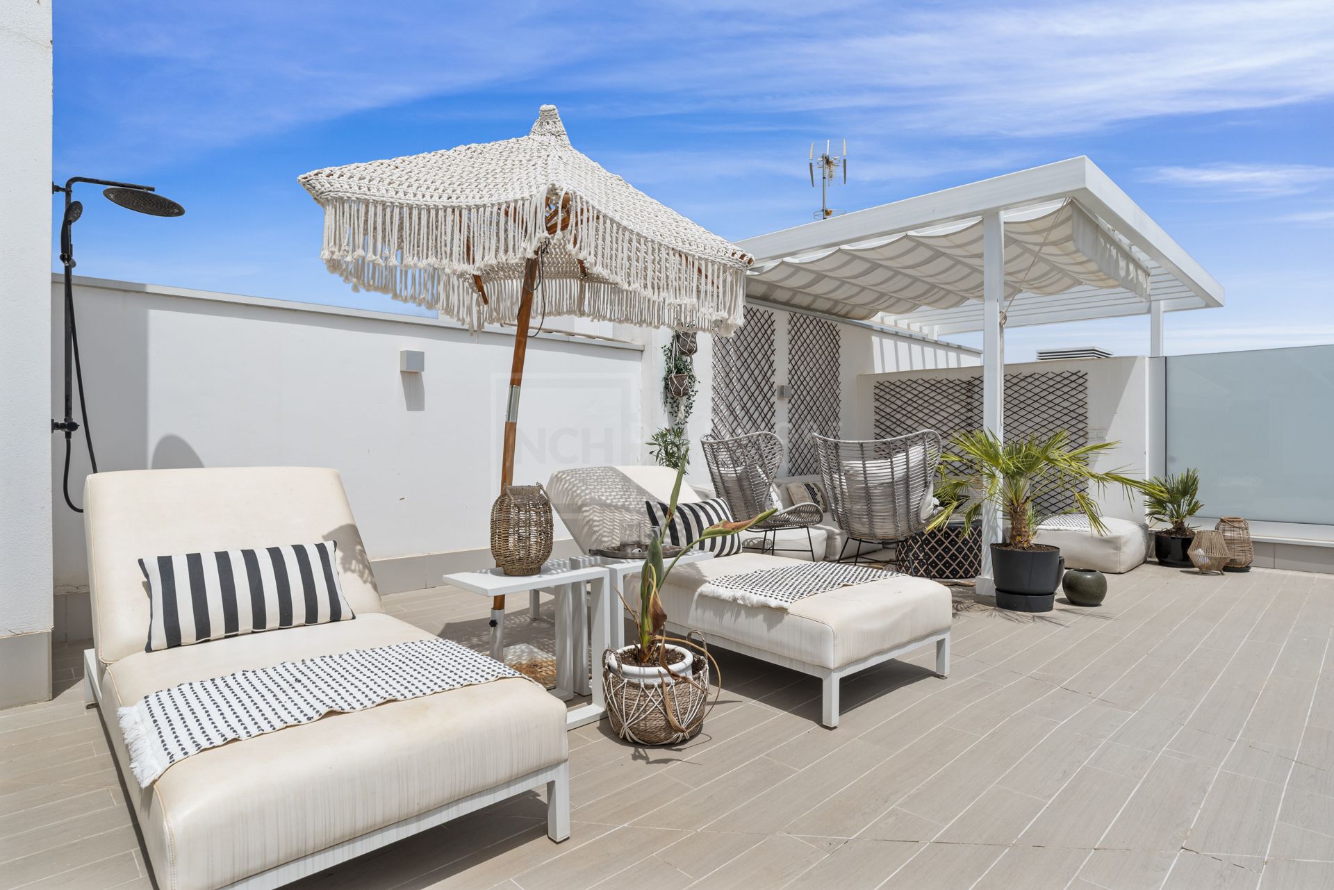 Elegant Penthouse with Rooftop Solarium in Le Mirage Phase III, Cancelada