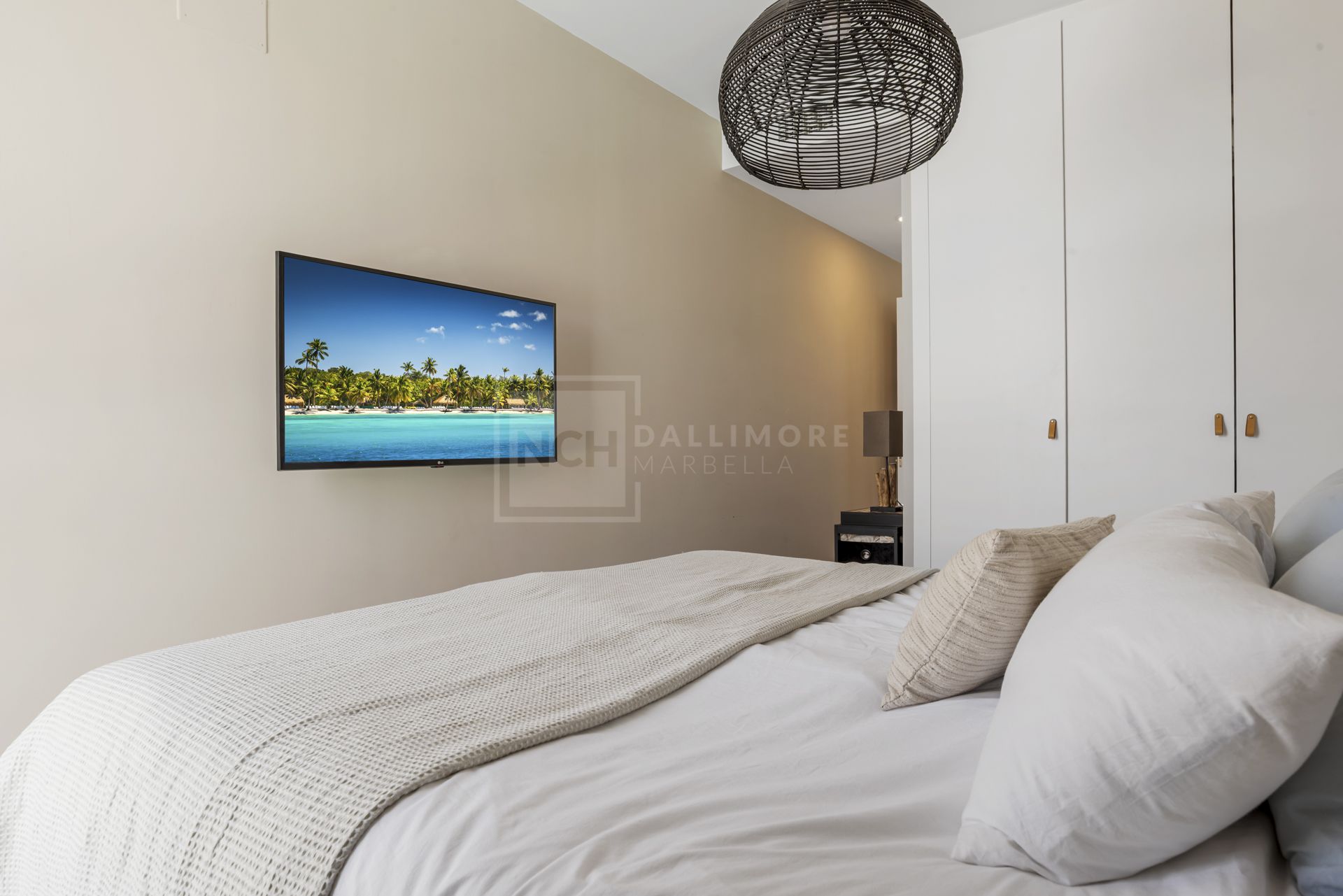 Elegant Penthouse with Rooftop Solarium in Le Mirage Phase III, Cancelada