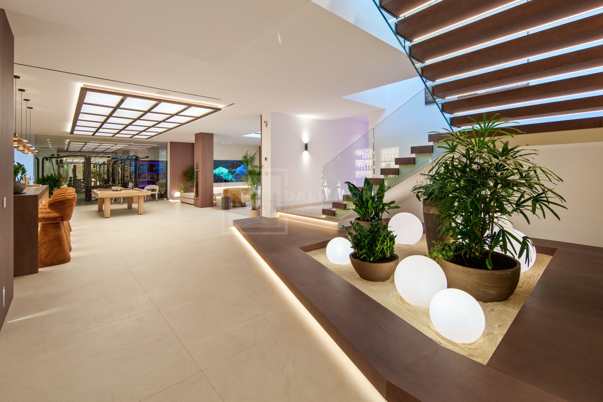 Panoramic Contemporary Villa Overlooking Golf Valley and La Concha