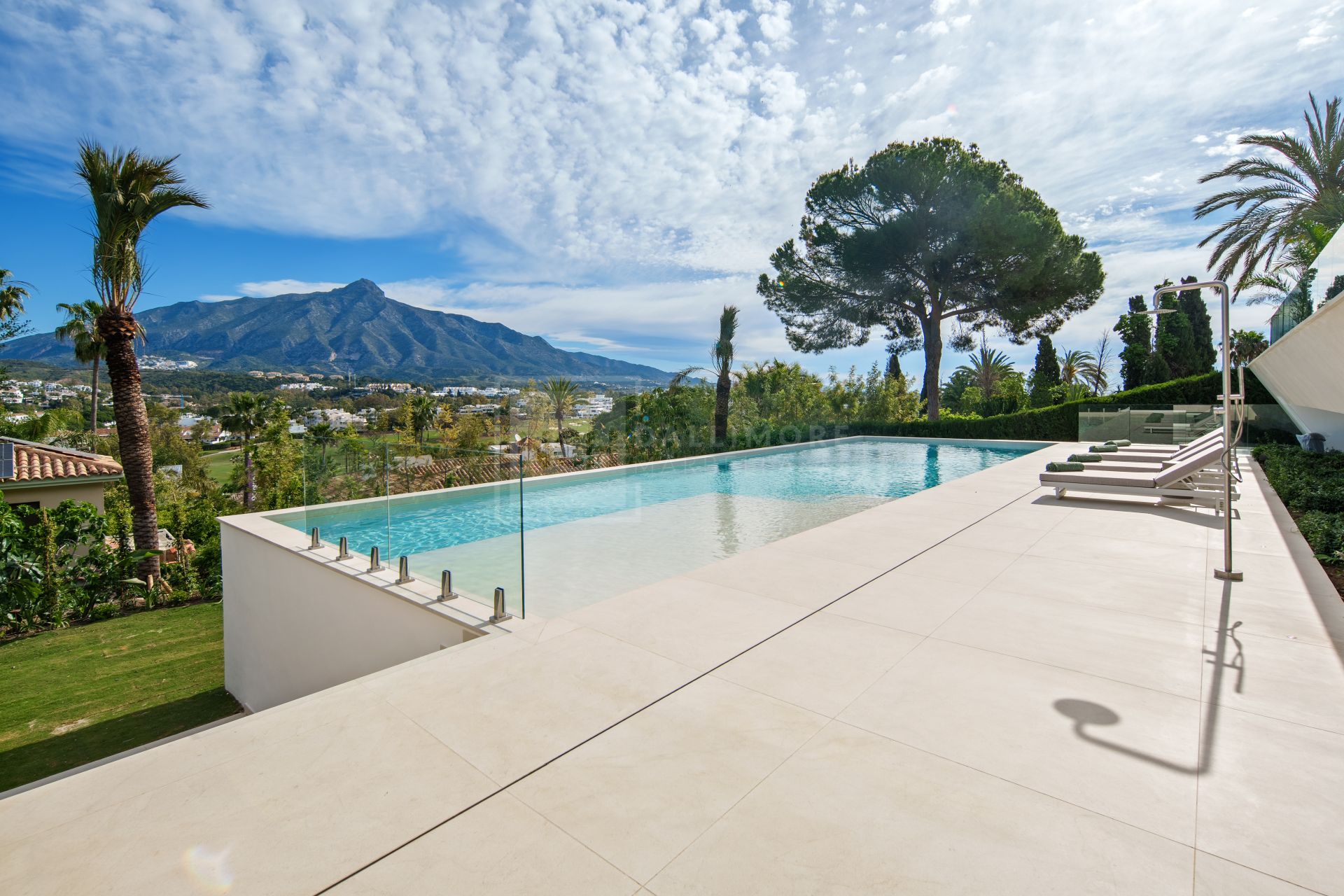Panoramic Contemporary Villa Overlooking Golf Valley and La Concha