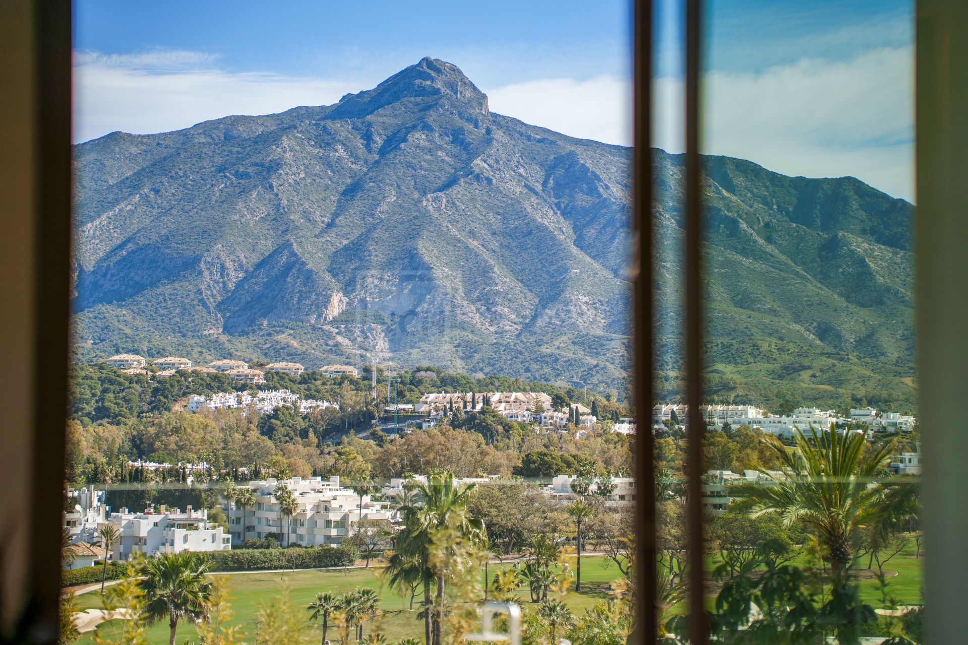 Panoramic Contemporary Villa Overlooking Golf Valley and La Concha