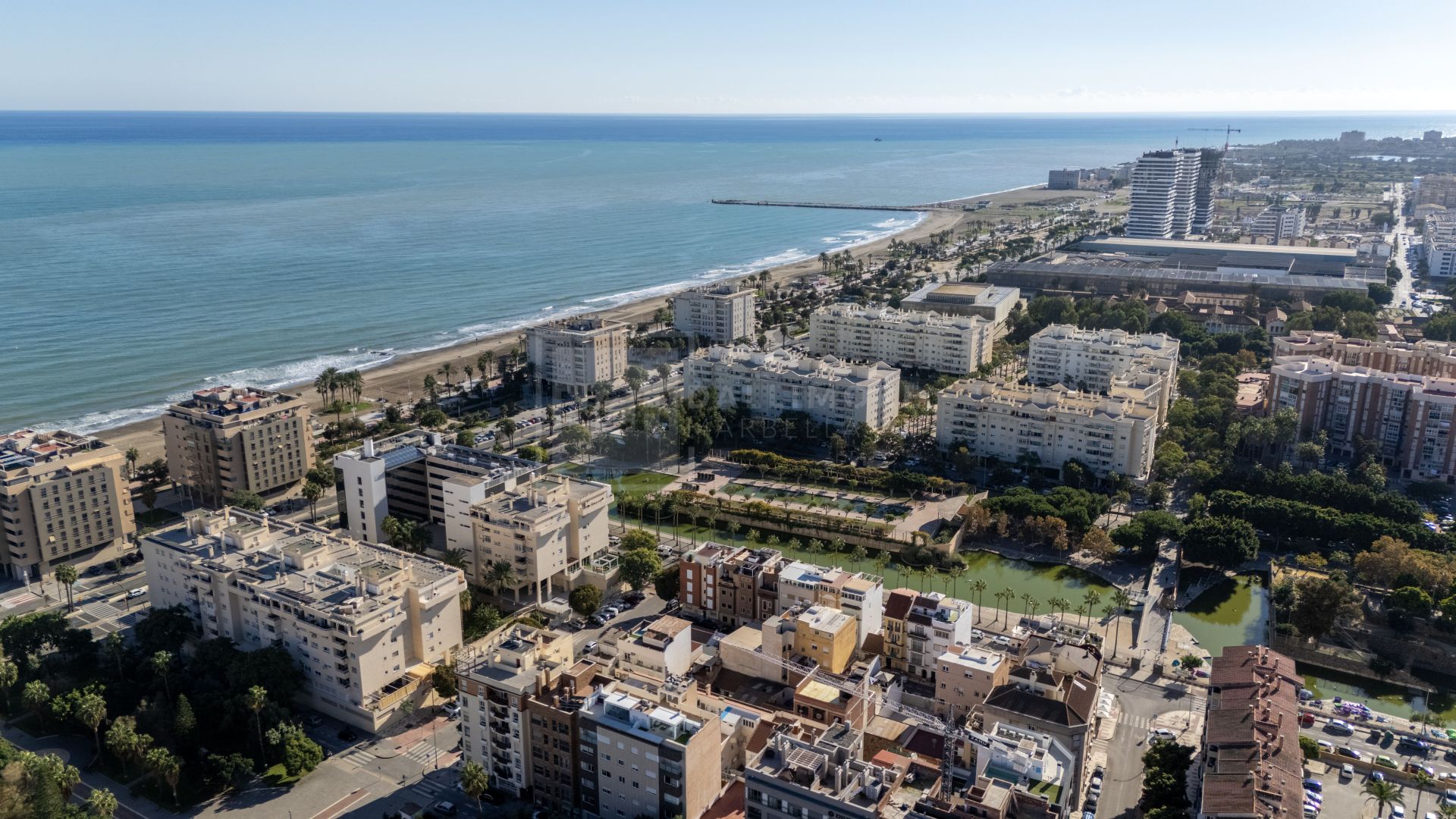 Ático contemporáneo en la costa diseñado para la vida mediterránea moderna