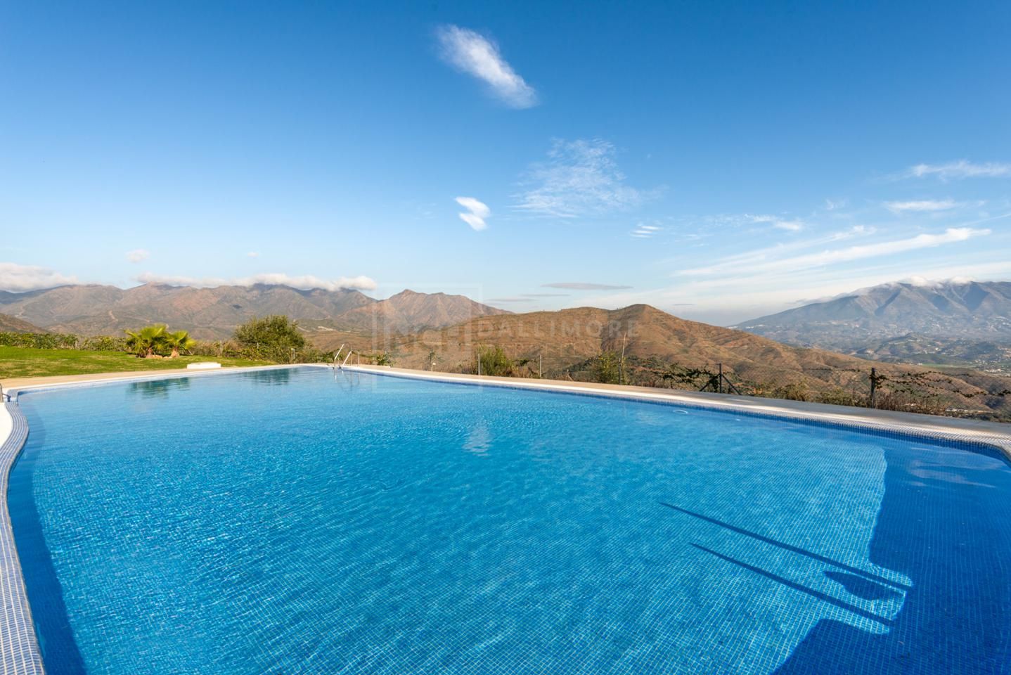 Modern Townhouse with Amazing Views in La Mairena