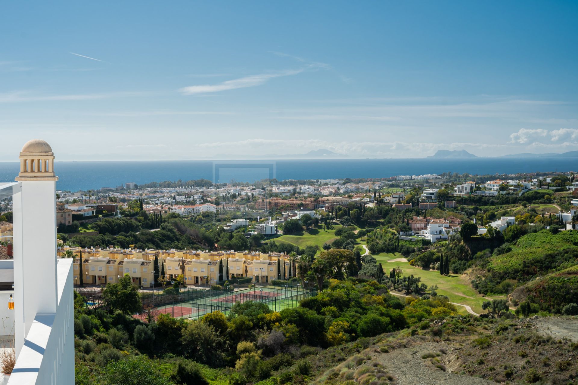 Ático dúplex de lujo con vistas panorámicas al mar en Paraíso Pueblo