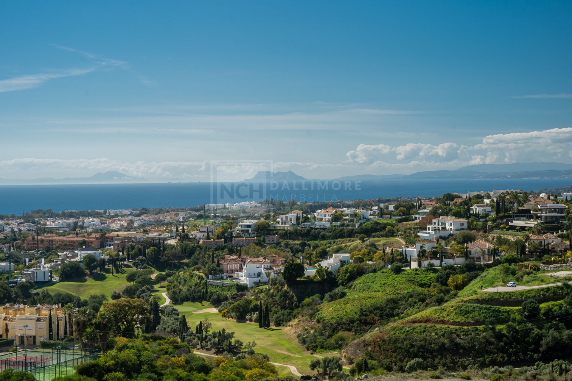 Ático dúplex de lujo con vistas panorámicas al mar en Paraíso Pueblo
