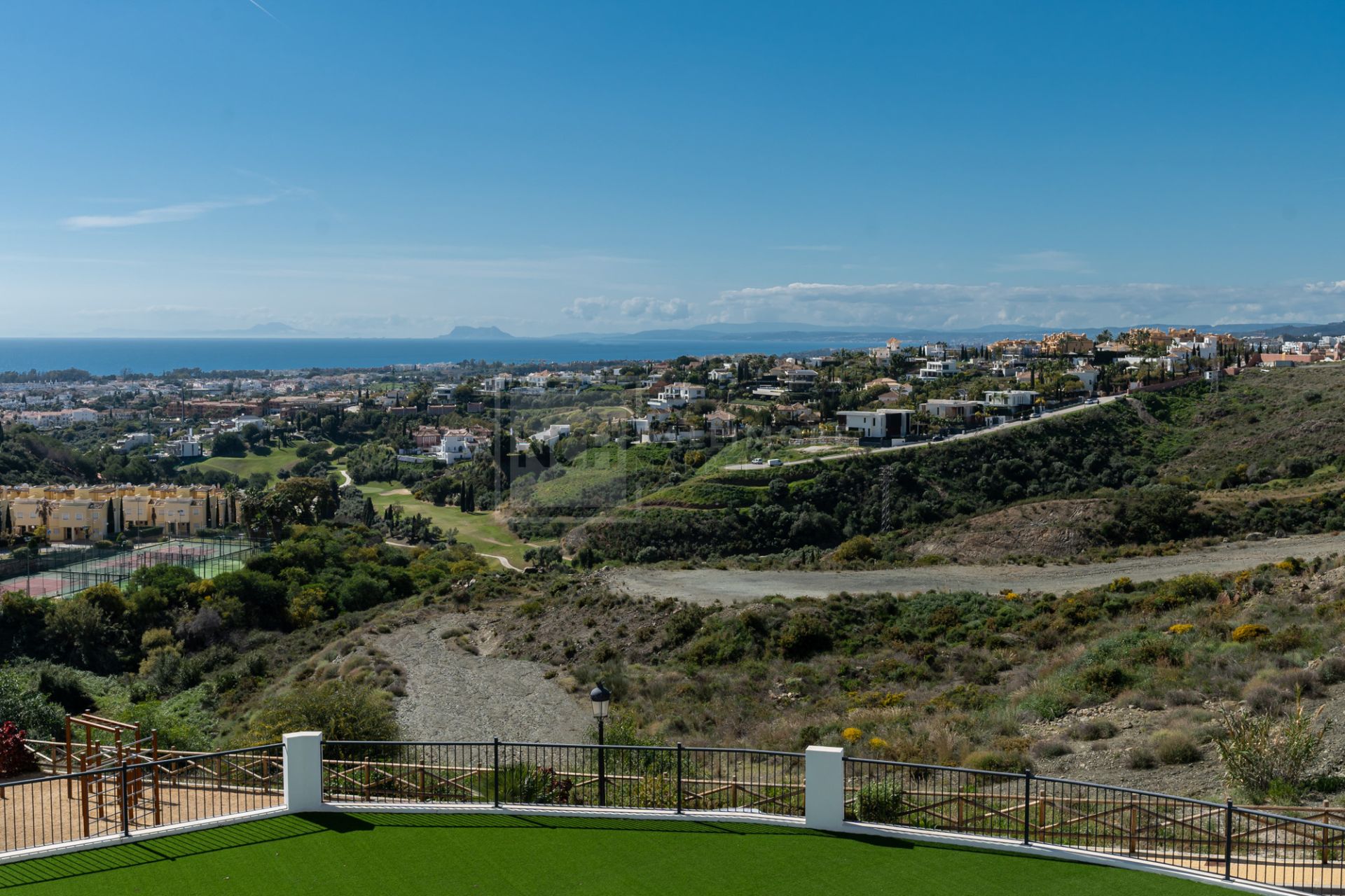 Ático dúplex de lujo con vistas panorámicas al mar en Paraíso Pueblo