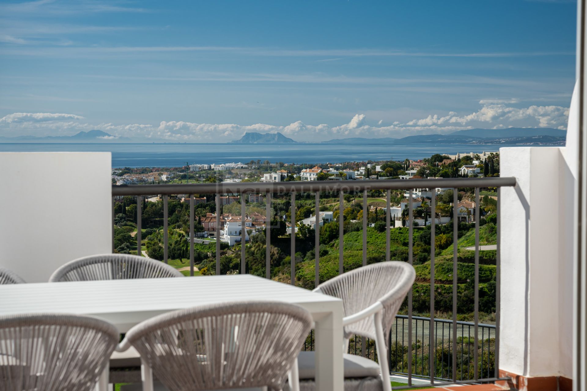 Ático dúplex de lujo con vistas panorámicas al mar en Paraíso Pueblo