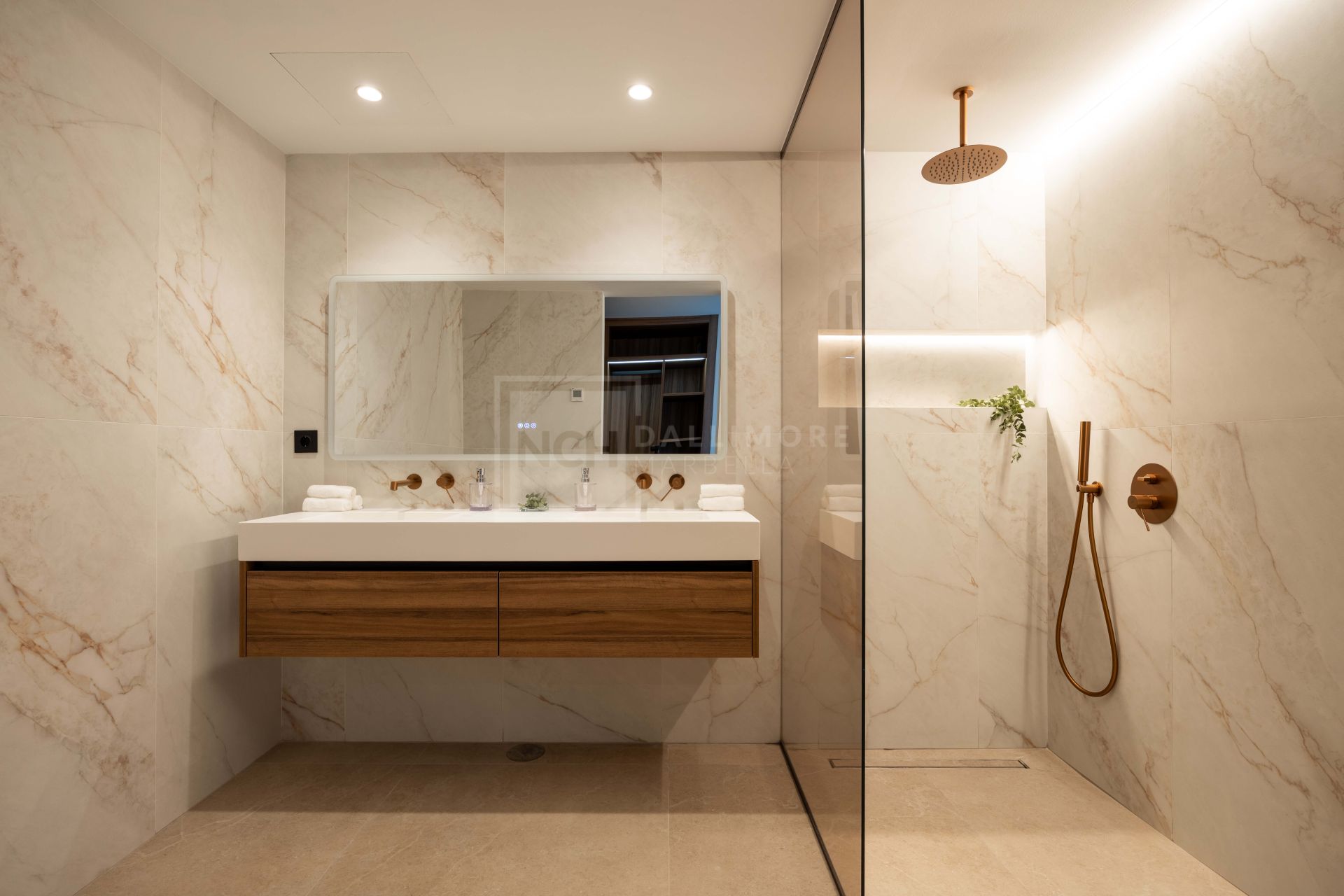 Luxury Ground Floor Apartment in Les Belvederes, Nueva Andalucía