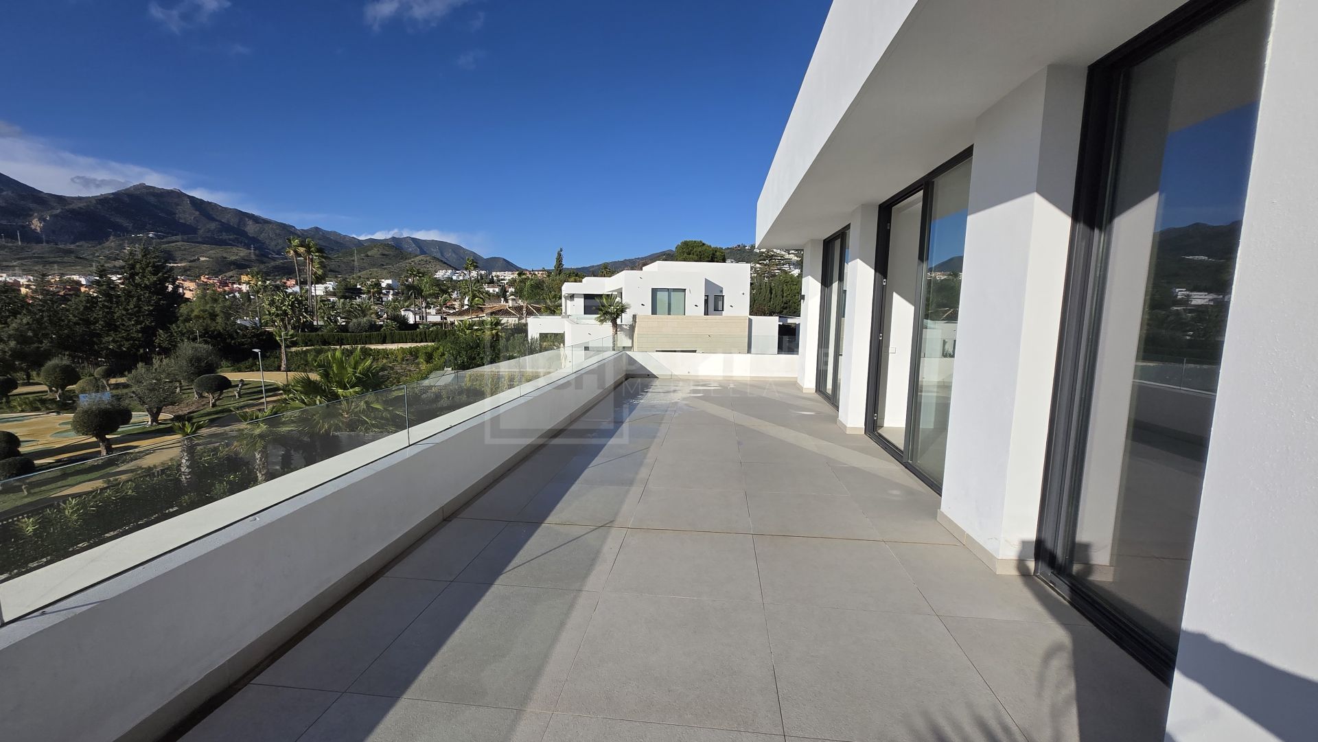 Exquisita villa de lujo de cuatro dormitorios en La Finca de Marbella, Marbella Este