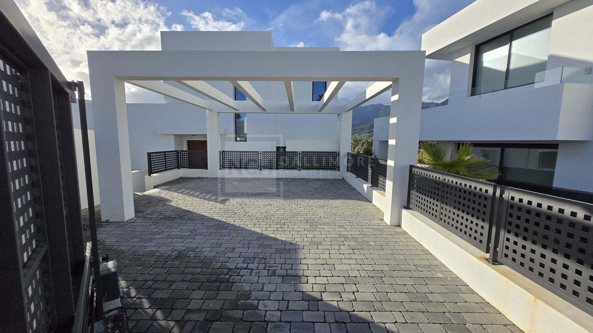 Exquisita villa de lujo de cuatro dormitorios en La Finca de Marbella, Marbella Este