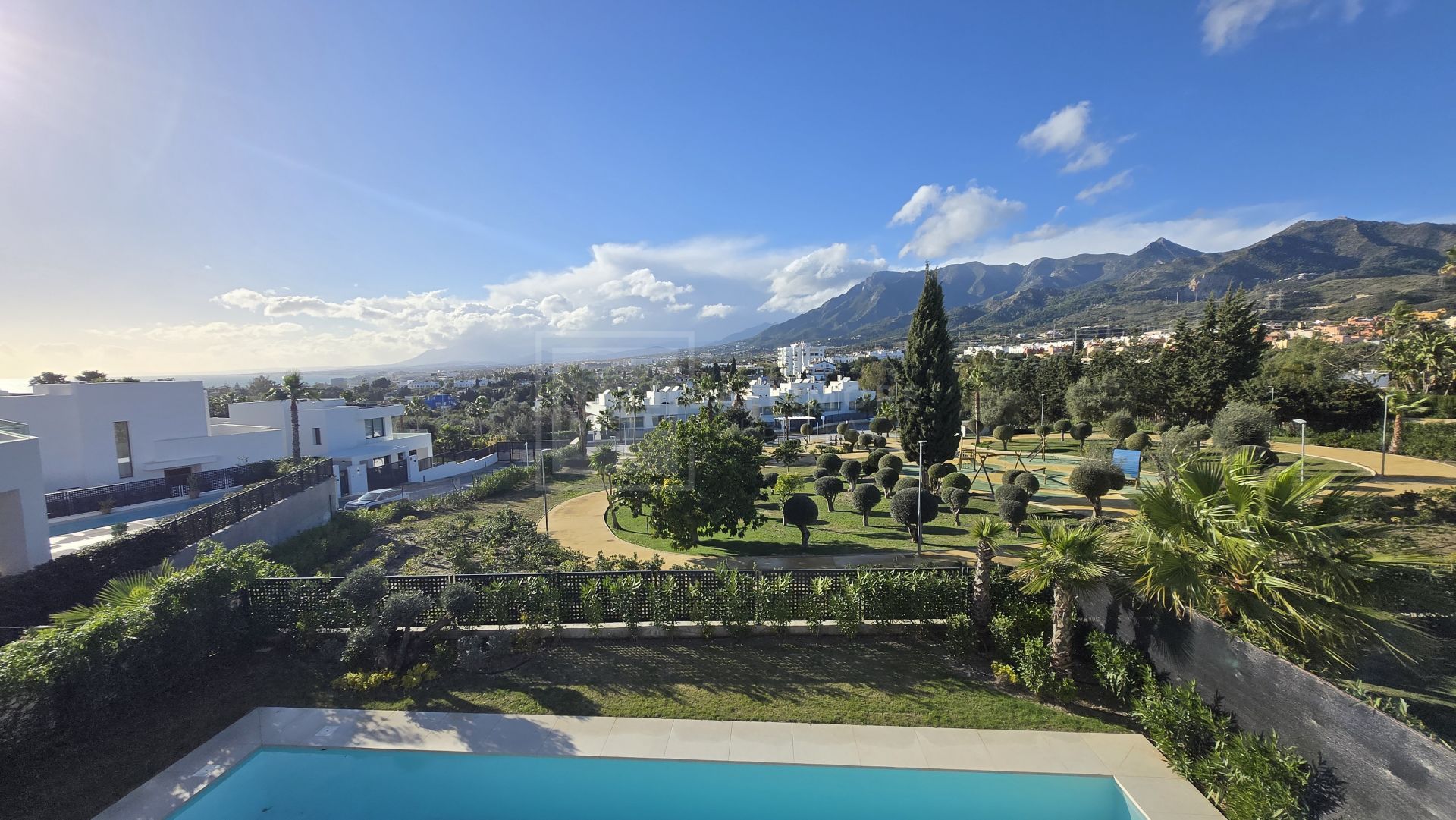Exquisita villa de lujo de cuatro dormitorios en La Finca de Marbella, Marbella Este