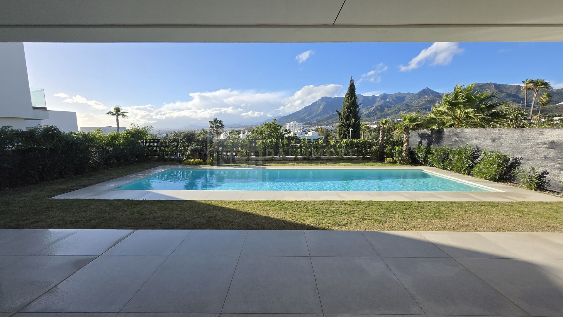 Exquisita villa de lujo de cuatro dormitorios en La Finca de Marbella, Marbella Este