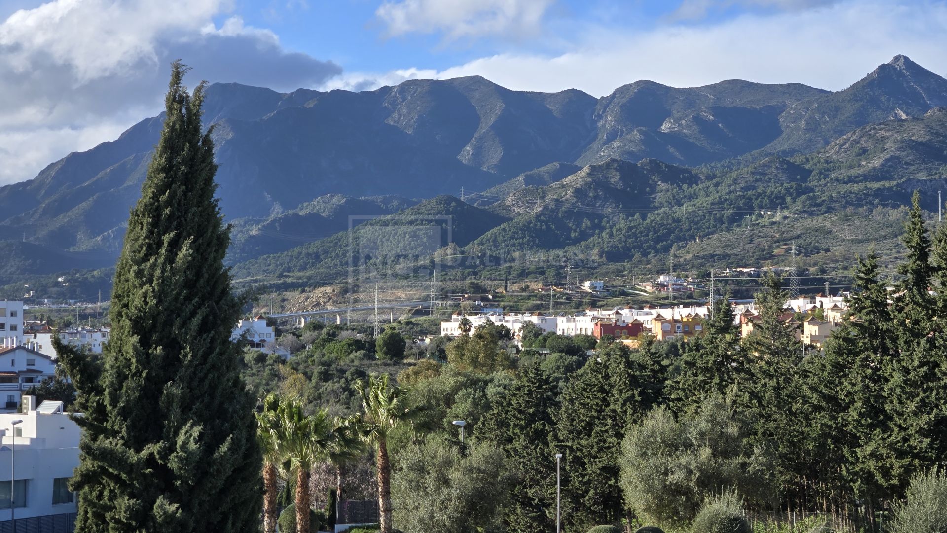 Exquisita villa de lujo de cuatro dormitorios en La Finca de Marbella, Marbella Este