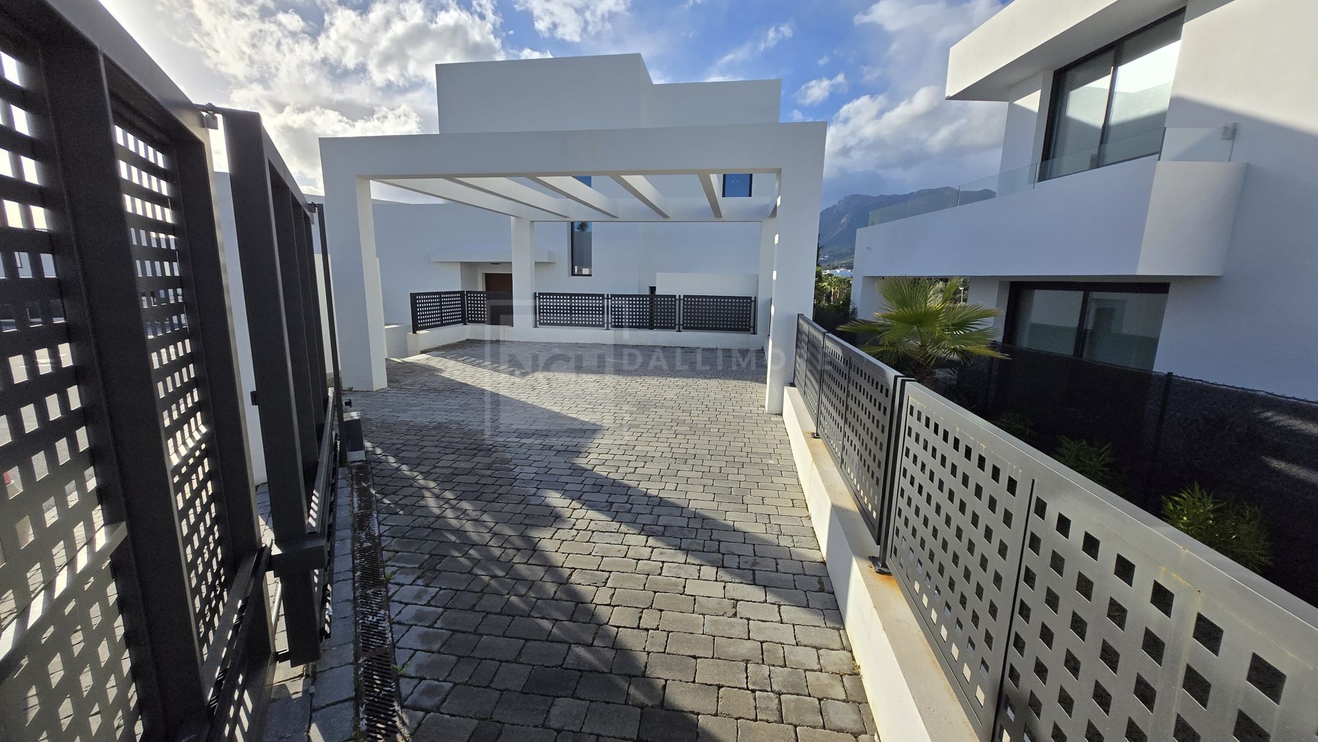 Exquisita villa de lujo de cuatro dormitorios en La Finca de Marbella, Marbella Este